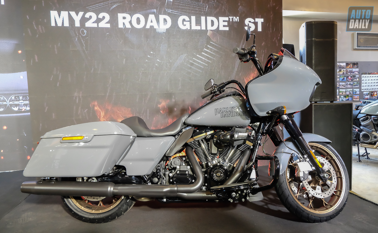 Harley-Davidson%20Road%20Glide%20ST%202022%20(2).jpg