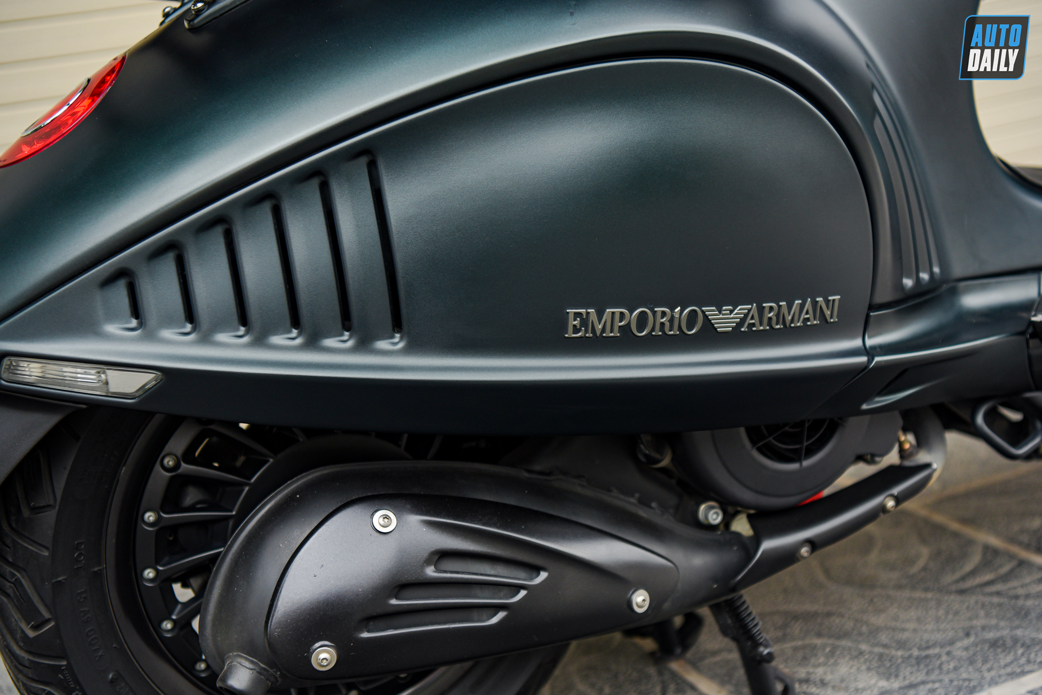 Vespa 946 Emporio Armani bán lại giá hơn 600 triệu, đắt gấp 1,5 lần thời điểm ra mắt adt-0516.jpg