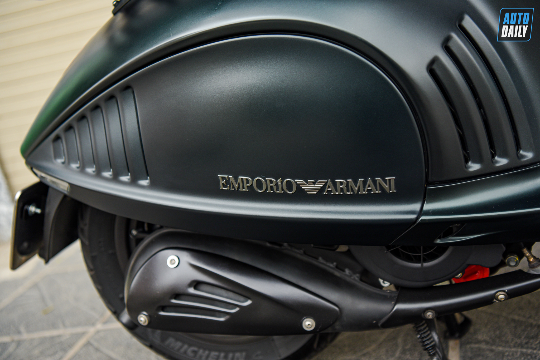 Vespa 946 Emporio Armani bán lại giá hơn 600 triệu, đắt gấp 1,5 lần thời điểm ra mắt adt-0518.jpg