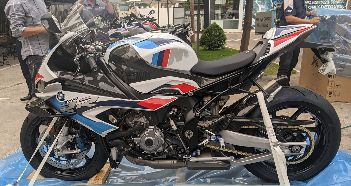 Những mẫu xe hai bánh chính hãng có giá bán đắt nhất tại Việt Nam BMW M1000RR  (2).jpg