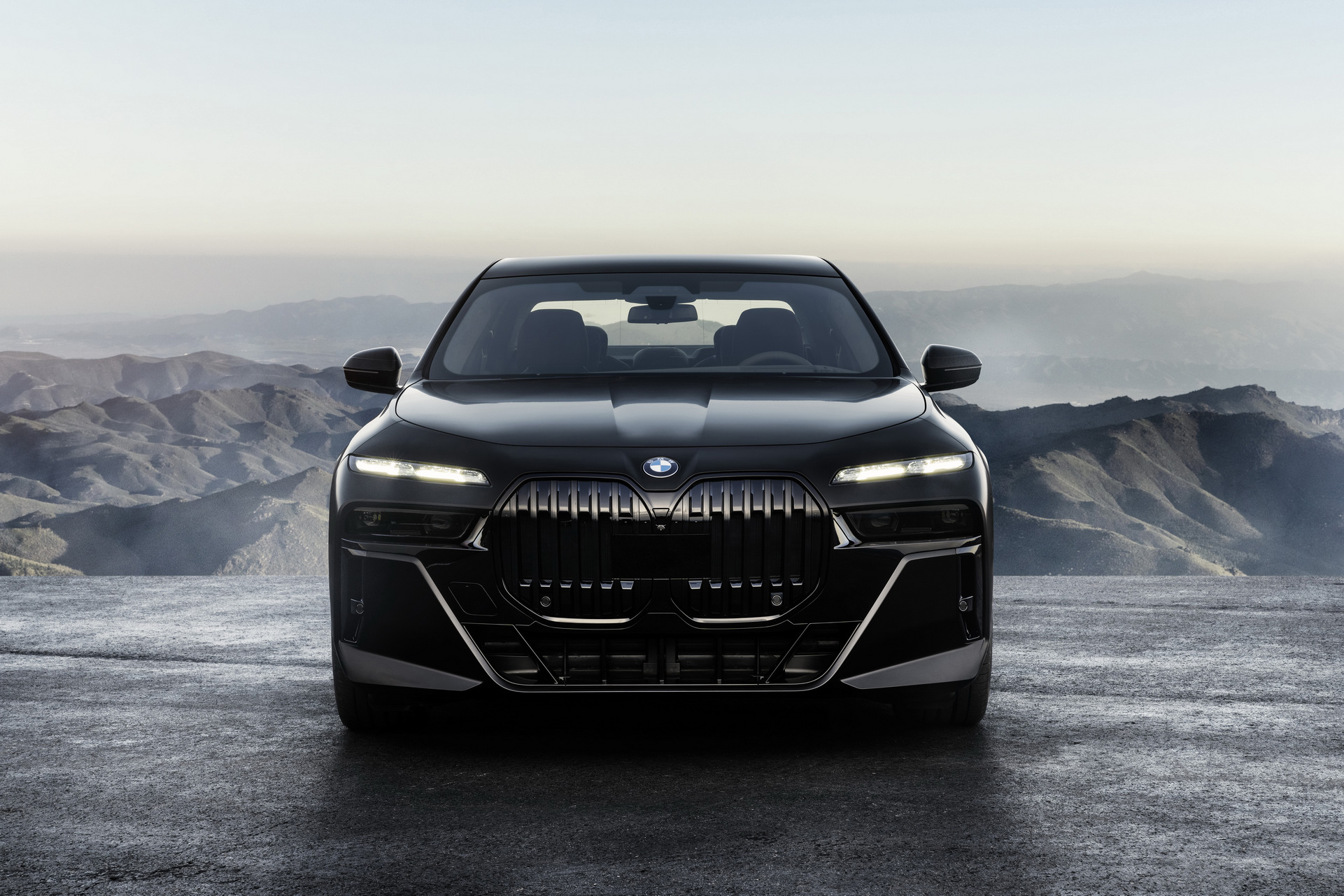 BMW 7-Series 2023 ra mắt với màn hình siêu rộng 31 inch dành cho hàng ghế sau 2023-bmw-760i-xdrive-7.jpg