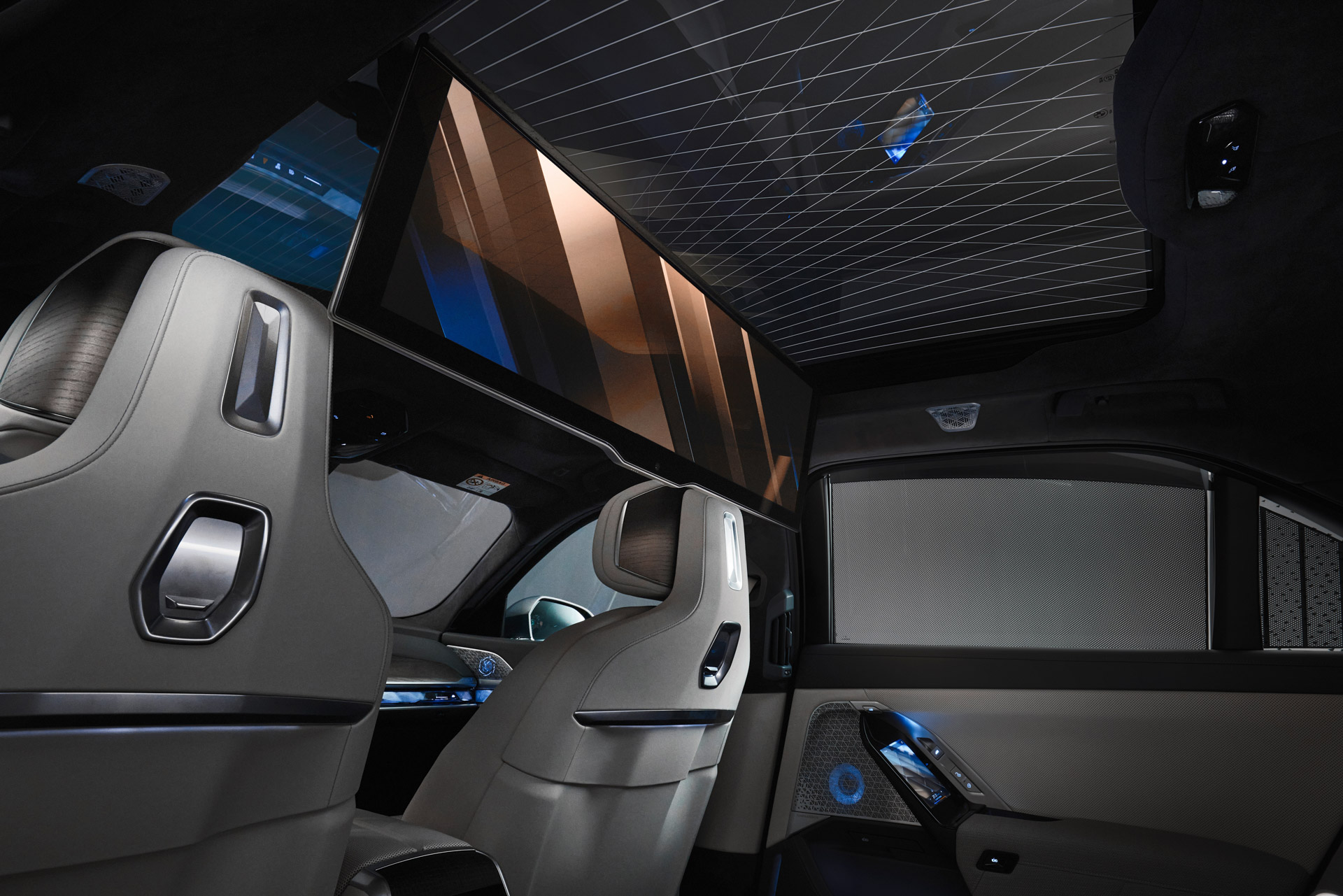 BMW 7-Series 2023 ra mắt với màn hình siêu rộng 31 inch dành cho hàng ghế sau p90458223-the-new-bmw-i7-xdrive60-european-model-shown.jpg