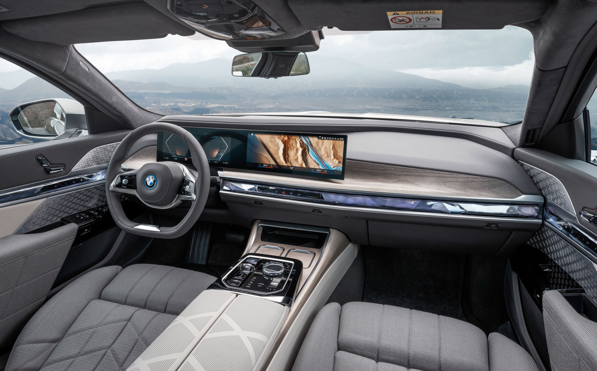 Chi tiết BMW i7 2023: Phiên bản thuần điện đầu tiên của 7-Series, giá từ 119.300 USD p90458233-the-new-bmw-i7-xdrive60-european-model-shown.jpg