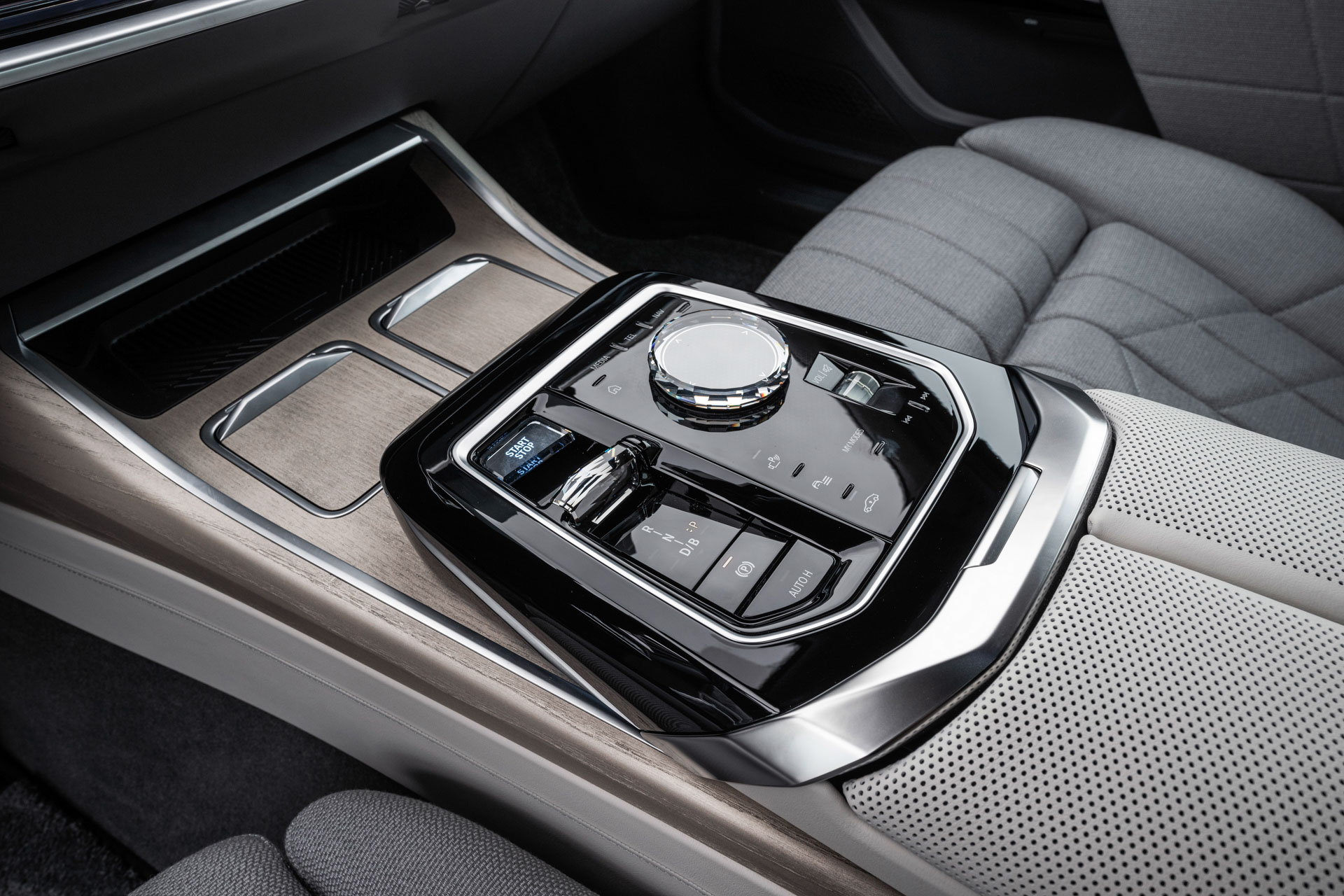 Chi tiết BMW i7 2023: Phiên bản thuần điện đầu tiên của 7-Series, giá từ 119.300 USD p90458237-the-new-bmw-i7-xdrive60-european-model-shown.jpg