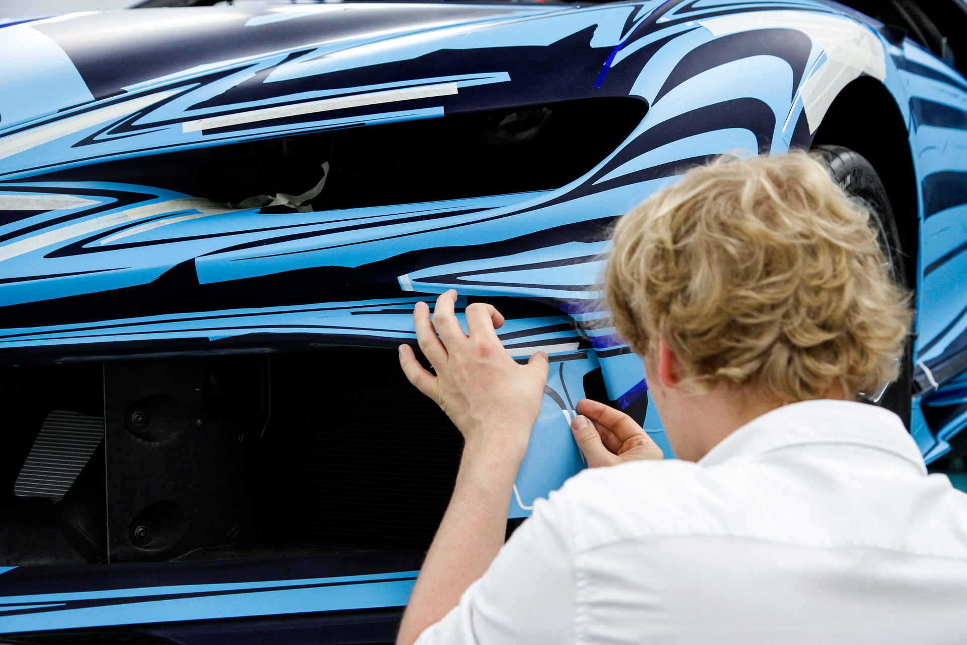 Cặp đôi Bugatti Chiron sở hữu màu sơn cá nhân hoá mất 5 tuần để hoàn thiện bugatti-chiron-vagues-de-lumiere-17.jpg