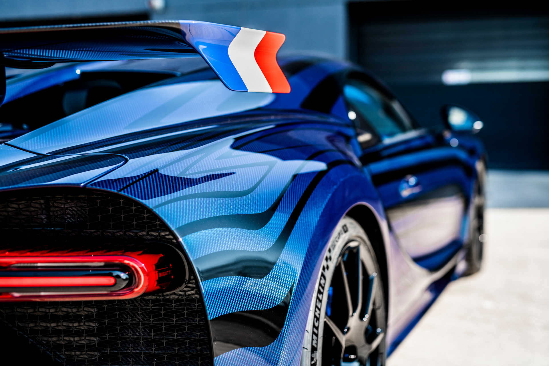 Cặp đôi Bugatti Chiron sở hữu màu sơn cá nhân hoá mất 5 tuần để hoàn thiện bugatti-chiron-vagues-de-lumiere-8.jpg