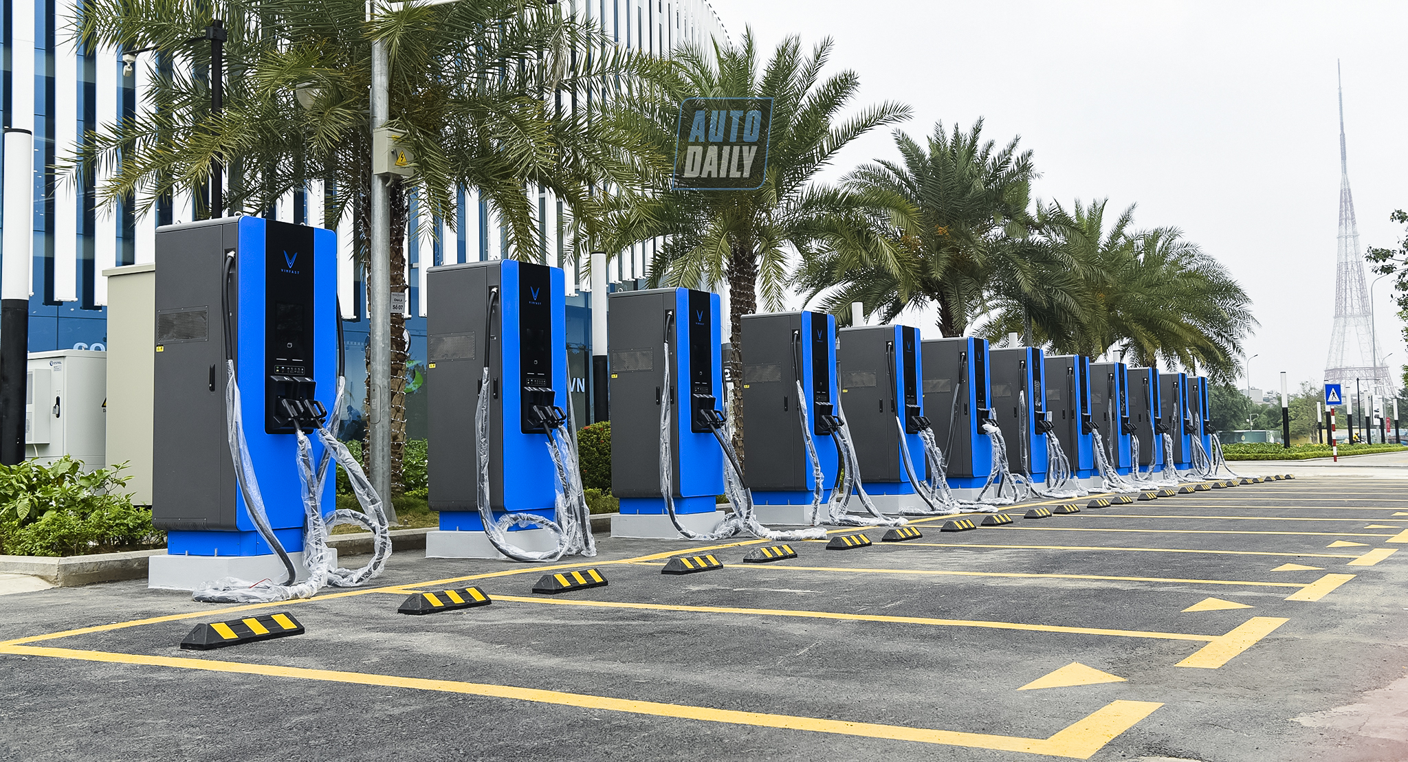 Cận cảnh trạm sạc xe điện siêu nhanh 150 KW của VinFast tại Hà Nội adt-9960-copy.jpg