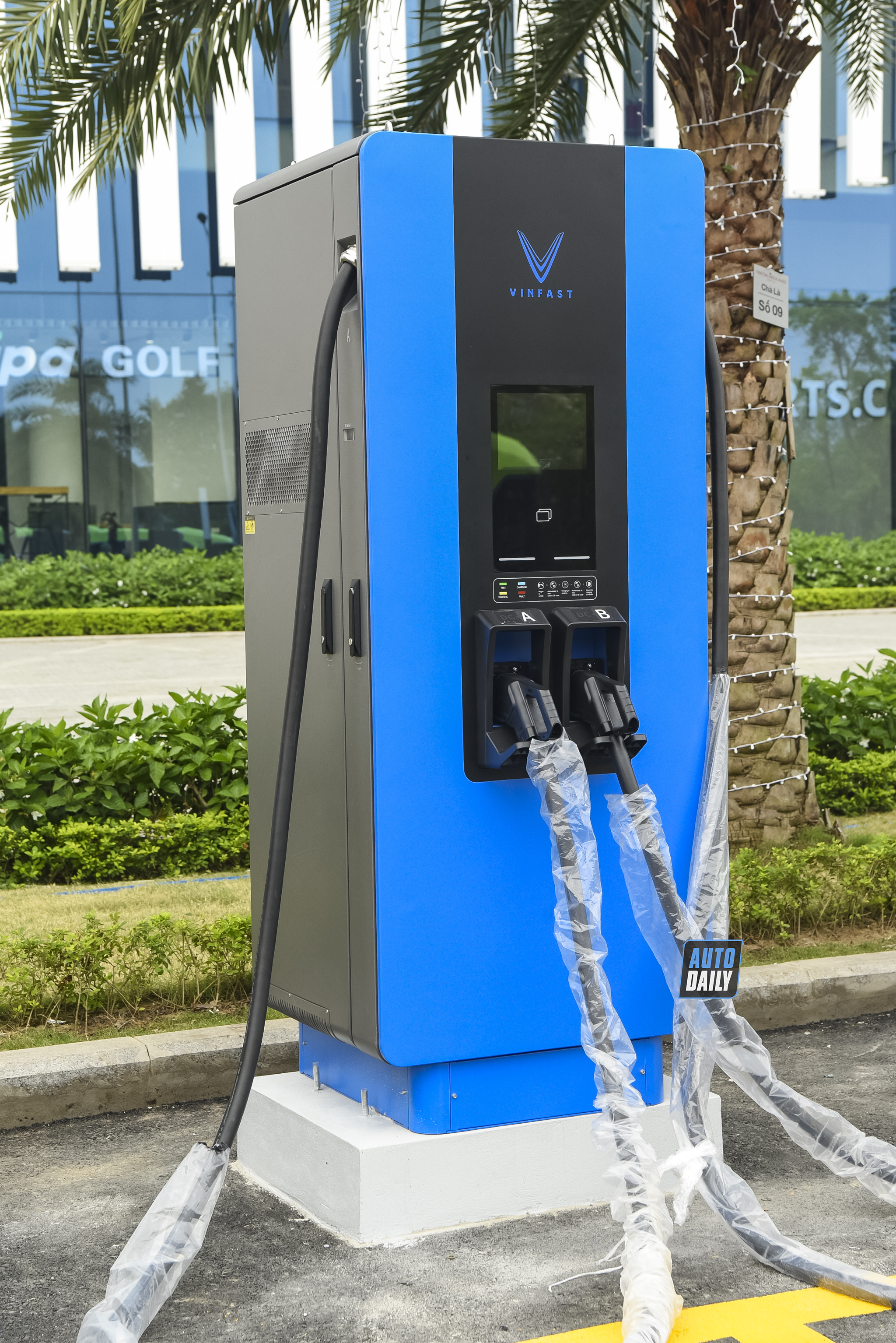 Cận cảnh trạm sạc xe điện siêu nhanh 150 KW của VinFast tại Hà Nội adt-9975-copy.jpg