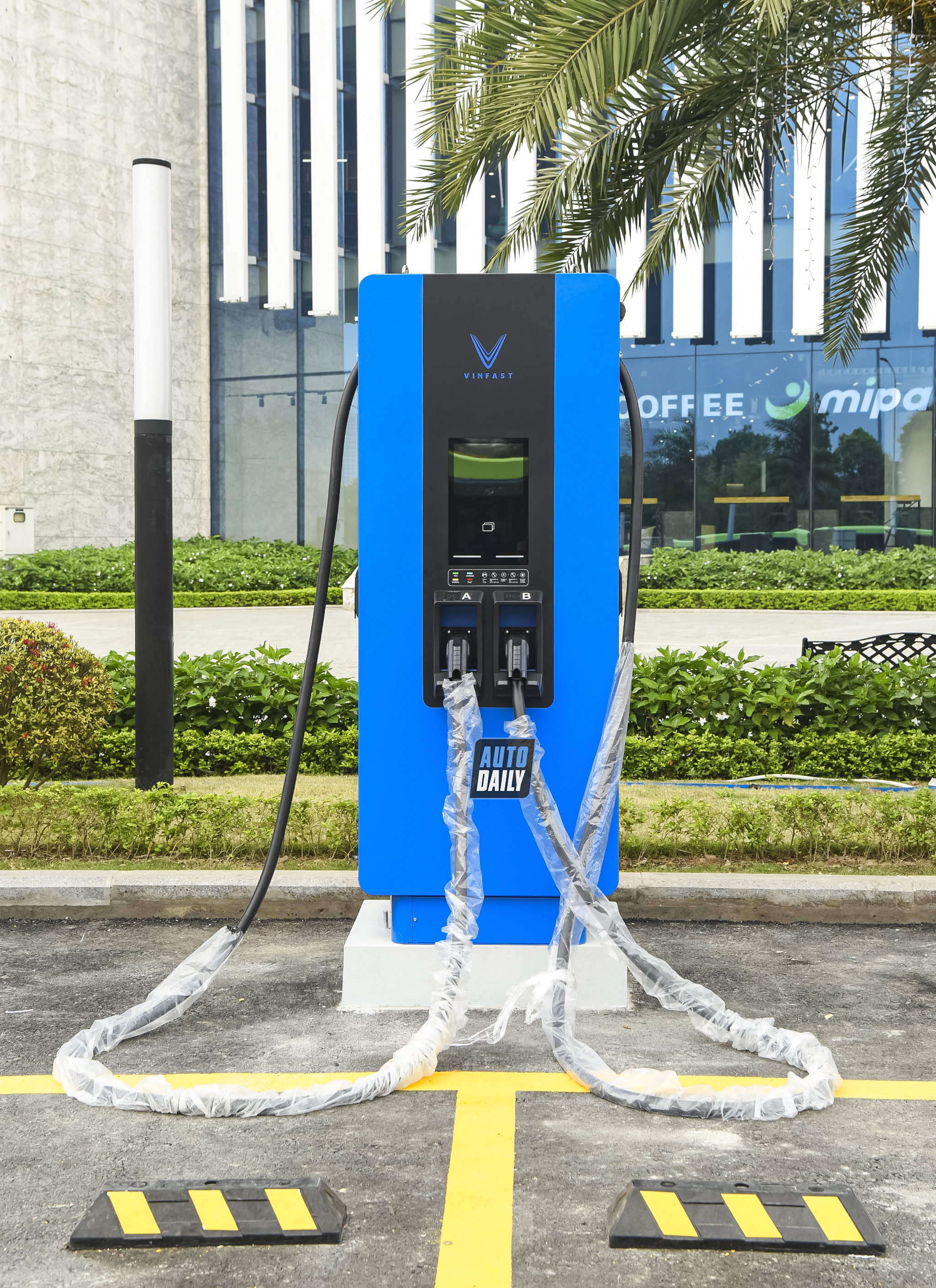 Cận cảnh trạm sạc xe điện siêu nhanh 150 KW của VinFast tại Hà Nội adt-9978-copy.jpg