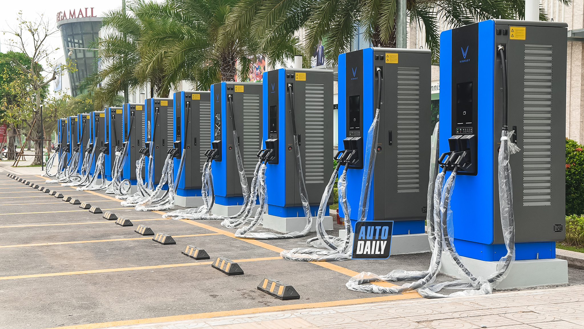 Cận cảnh trạm sạc xe điện siêu nhanh 150 KW của VinFast tại Hà Nội