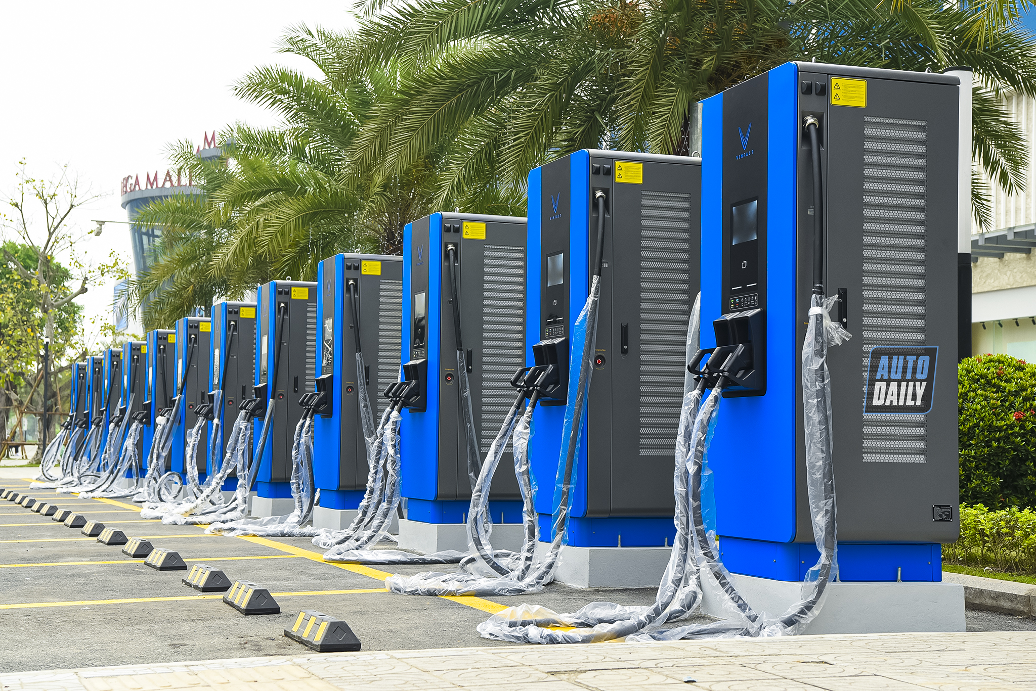 Cận cảnh trạm sạc xe điện siêu nhanh 150 KW của VinFast tại Hà Nội adt-9992-copy.jpg