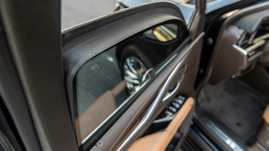 Khám phá Cadillac Escalade 2022 phiên bản bọc thép của AddArmor addarmor-by-quality-coachworks-escalade-bulletproof-window.webp