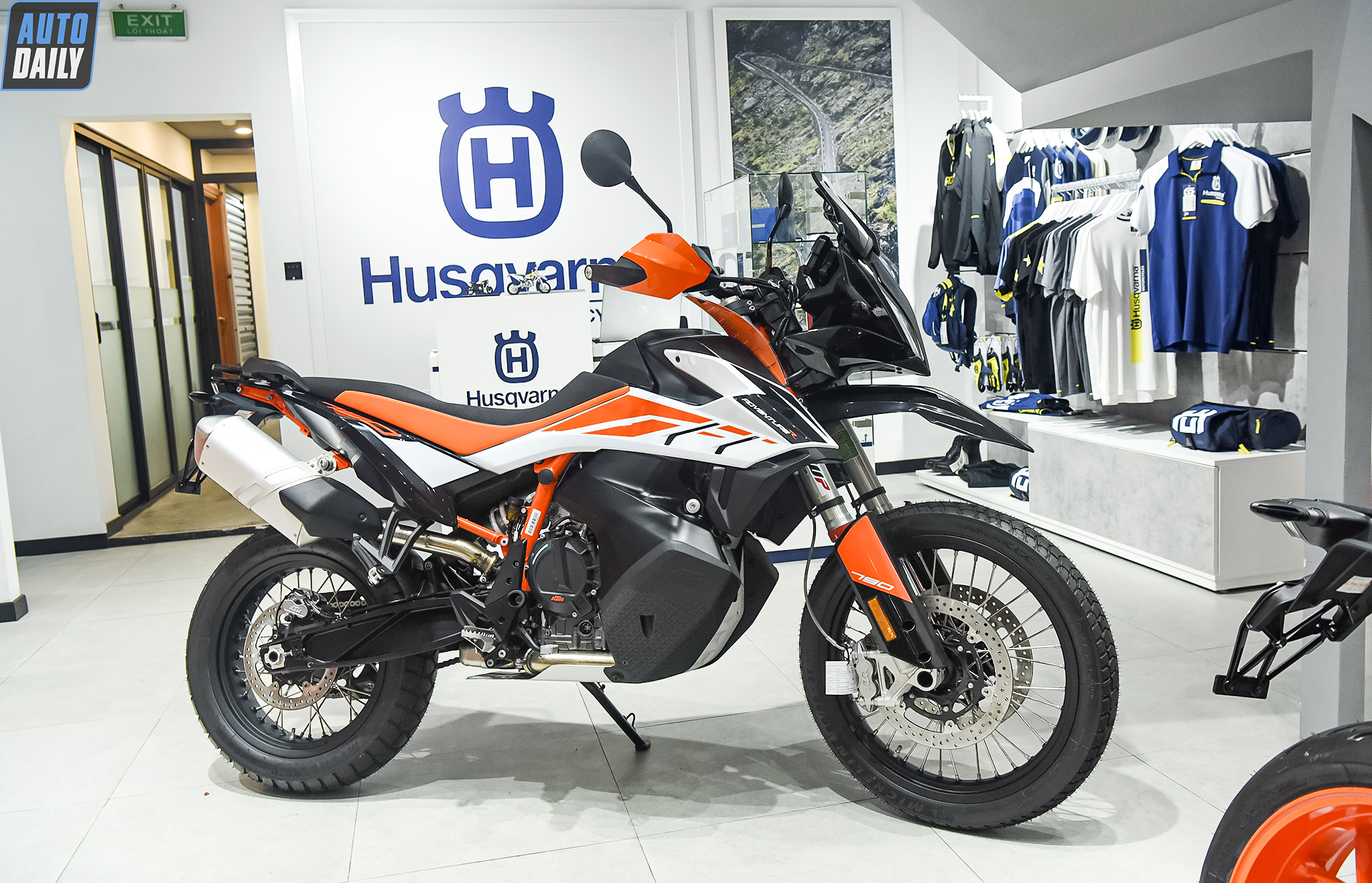 Showroom KTM & Husqvarna Motorcycles tại Hà Nội chính thức khai trương adt-0757-copy.jpg