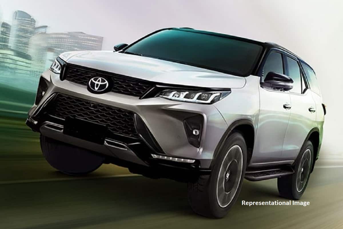 Toyota Fortuner Hybrid 2023 sẽ giàu trang bị và tiết kiệm nhiên liệu hơn, thách thức Hyundai Santa Fe Toyota Fortuner thế hệ tiếp theo sẽ ra mắt vào năm 2023: Nền tảng mới, động cơ mới 2022-toyota-fortuner-launch.jpg