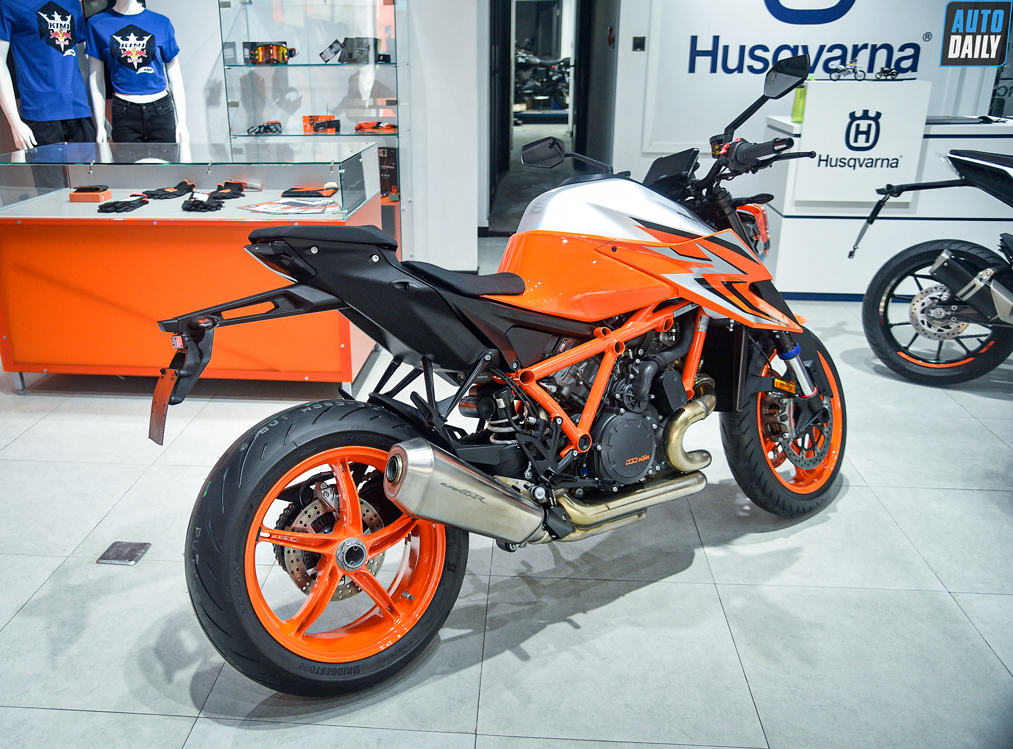 Chi tiết KTM 1290 Super Duke R Evo giá ngang Hyundai Tucson xăng đặc biệt ktm-1290-super-duke-r-17.jpg