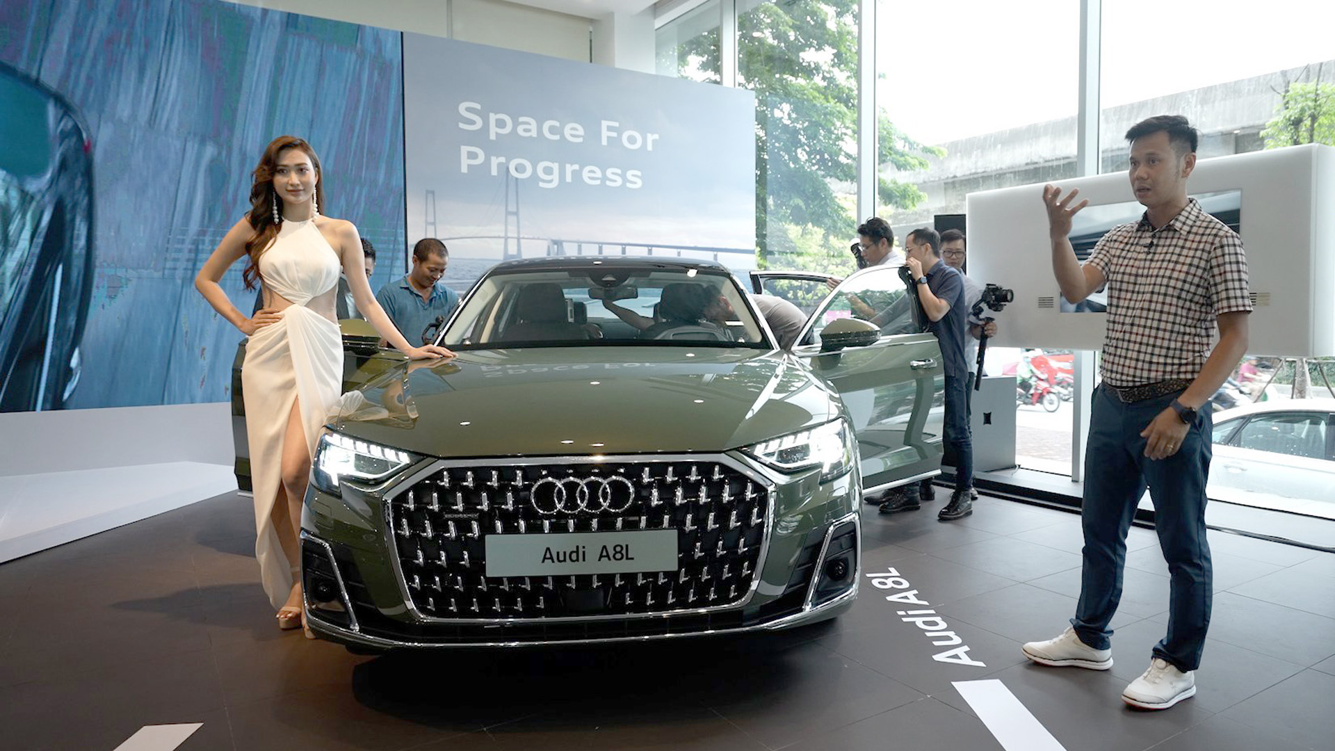 Trải nghiệm chi tiết "hàng nóng" Audi A8L 2022 vừa ra mắt tại Việt Nam