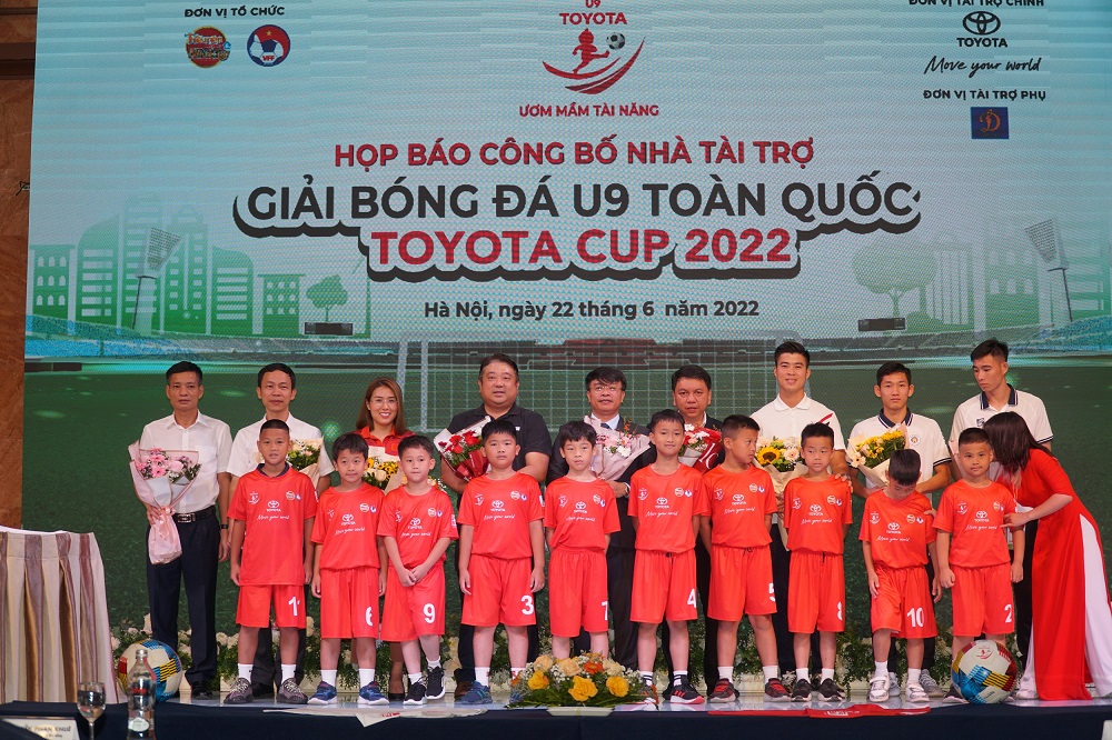 Toyota Việt Nam tăng trưởng doanh số 47% trong nửa đầu năm 2022 hop-bao-giai-bong-da-u9-toan-quoc-toyota-cup.JPG