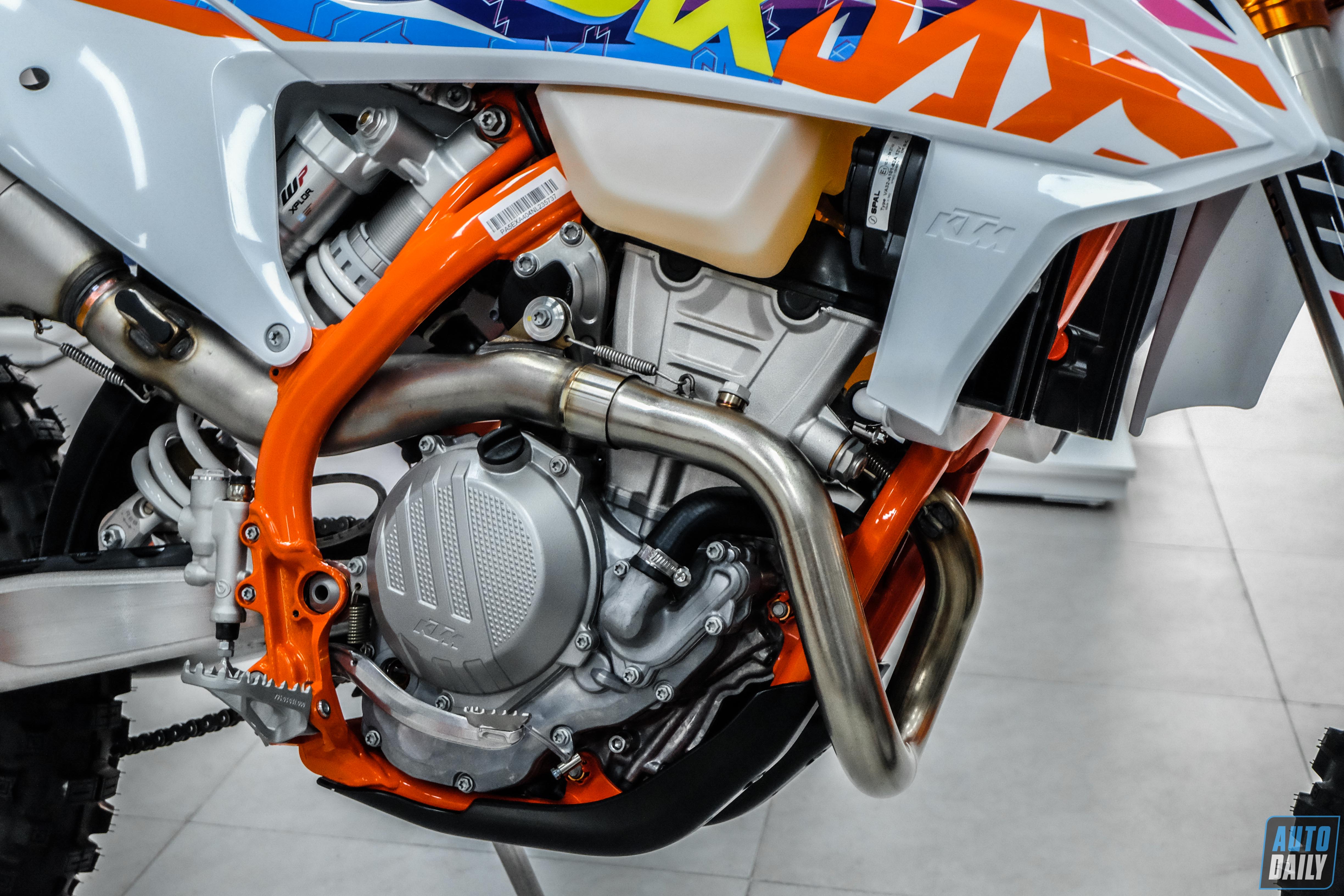 KTM 350 EXC-F Six Days – Ngựa chiến địa hình có giá bán gần 500 triệu đồng KTM 350 EXC-F SIX DAYS 2022 (19).jpg