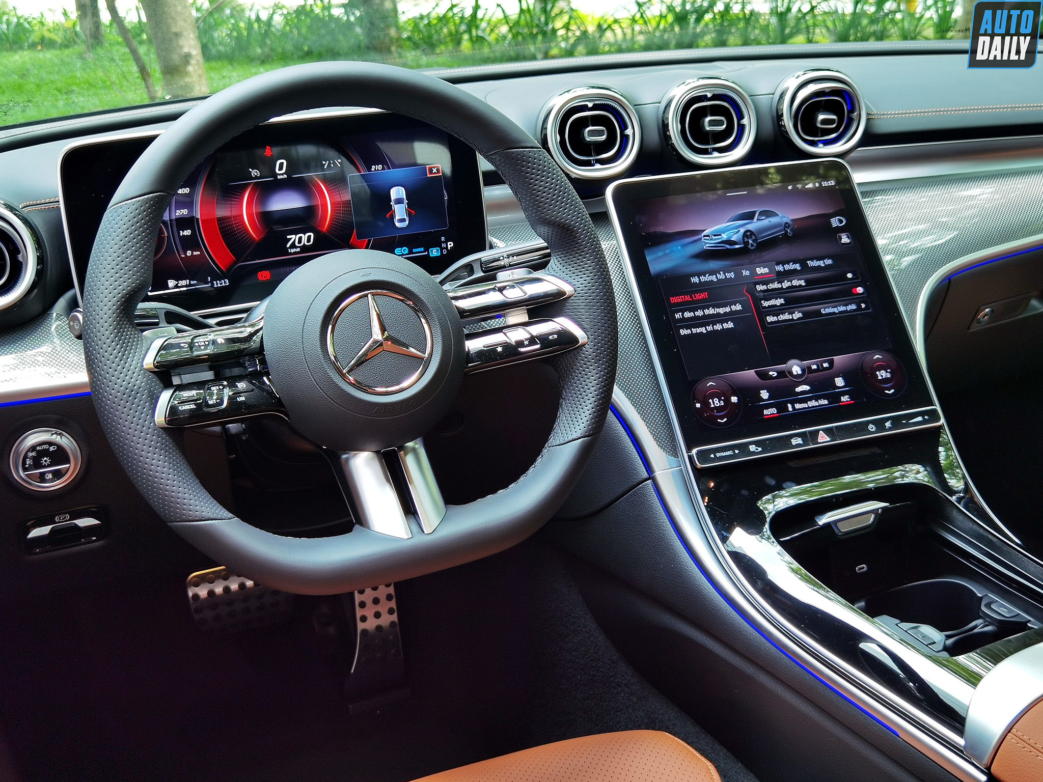 Cận cảnh Mercedes-Benz C300 AMG 2022 lắp ráp trong nước giá 2,089 tỷ img-20220720-111337-copy.jpg