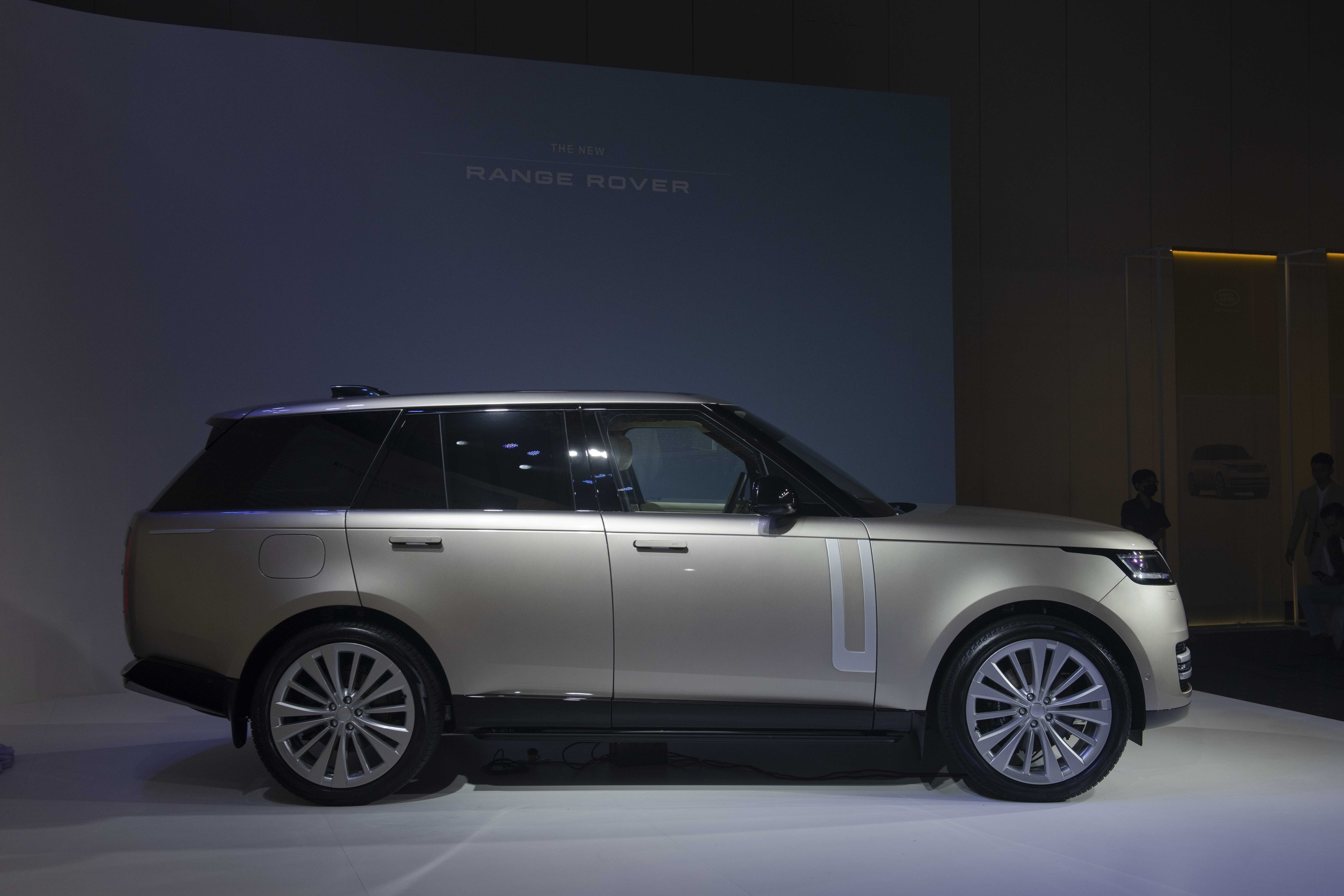 Đây là Range Rover 2023: SUV cho nhà giàu, giá từ hơn 11 tỷ tại Việt Nam Range Rover L460 Ngoai that 10.jpg
