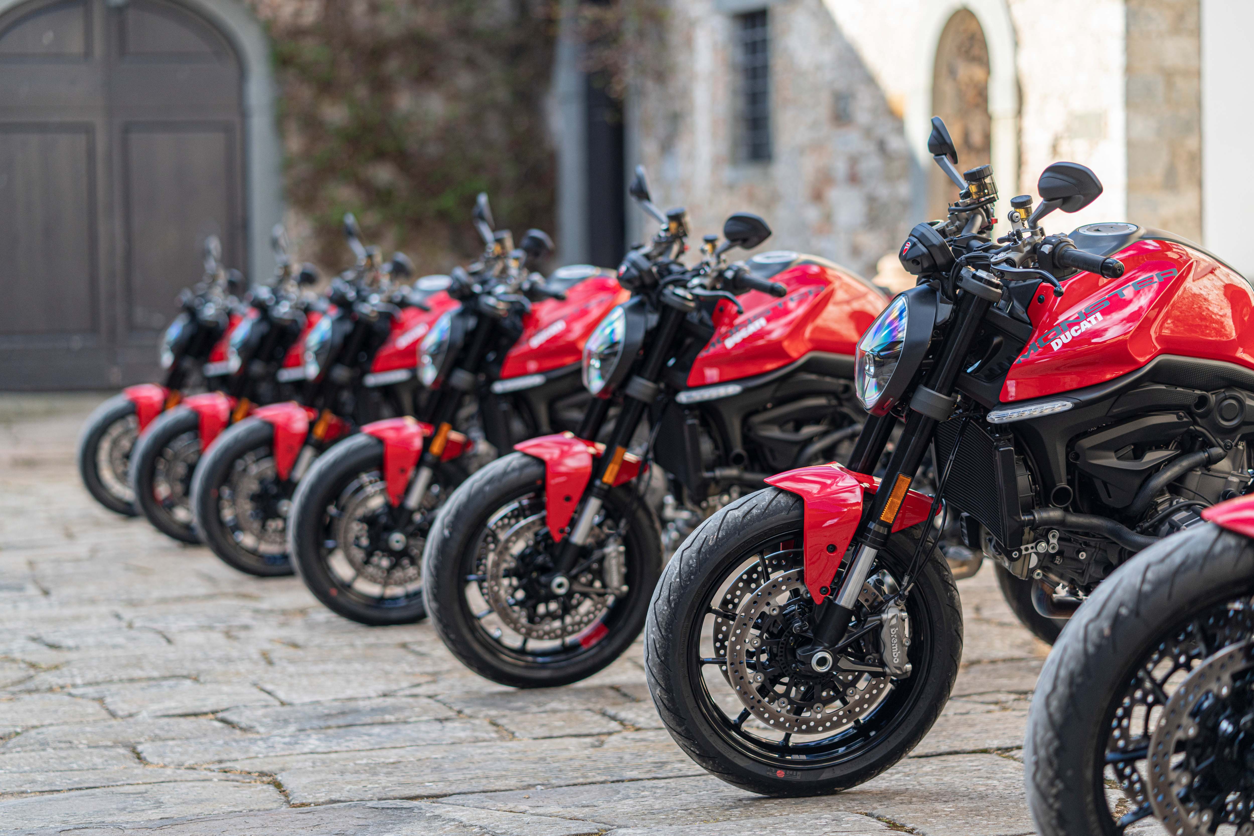 Đây là chiếc mô tô bán chạy nhất của Ducati mà anh em biker nào cũng muốn Ducati Monster.jpg