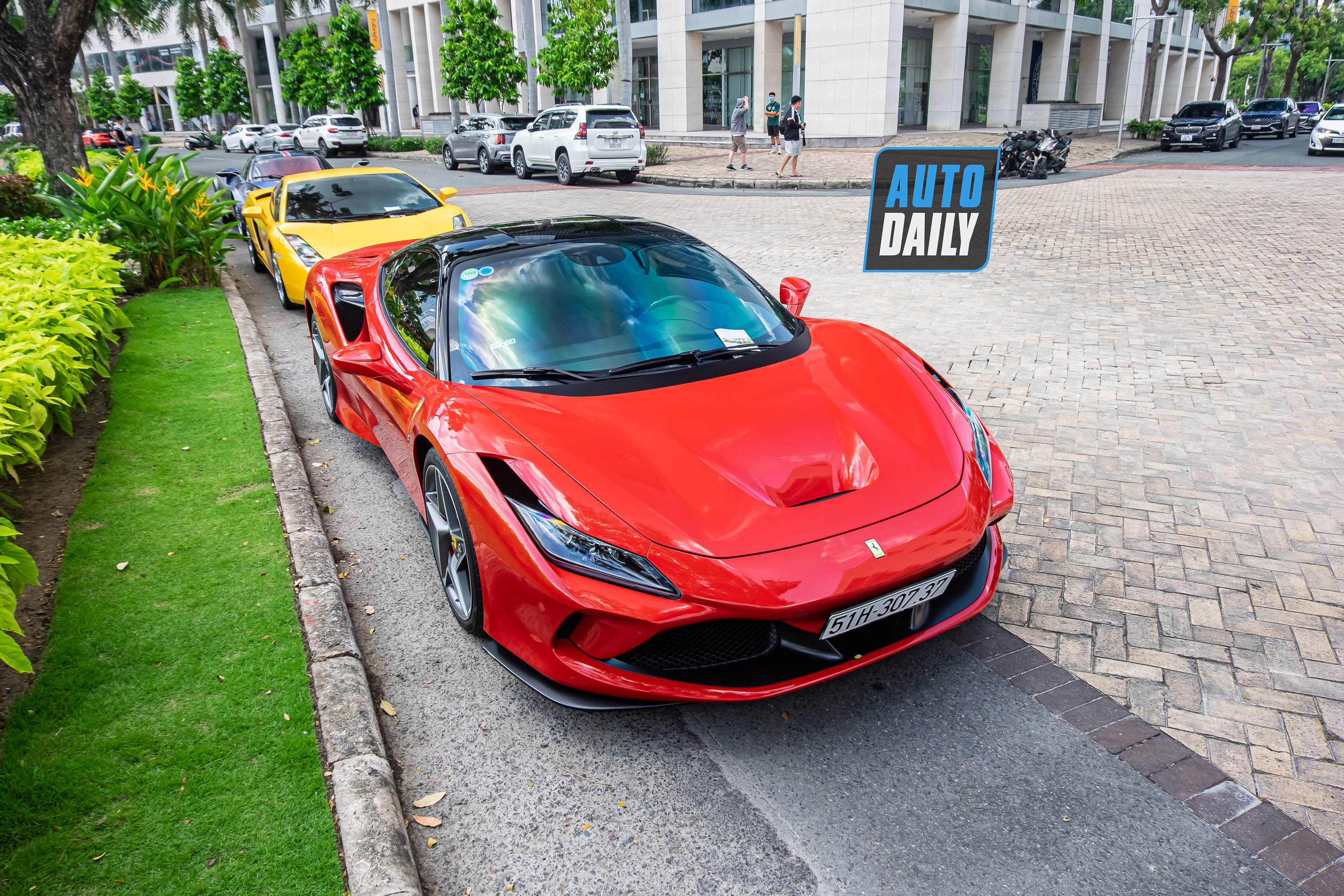 Minh Nhựa lái Pagani Huayra trăm tỷ xuống phố  tụ họp với Ferrari F8 triệu đô của Cường Đô-la pagani-huayra-tram-ty-xuong-pho-ferrari-f8-autodaily-1.JPG
