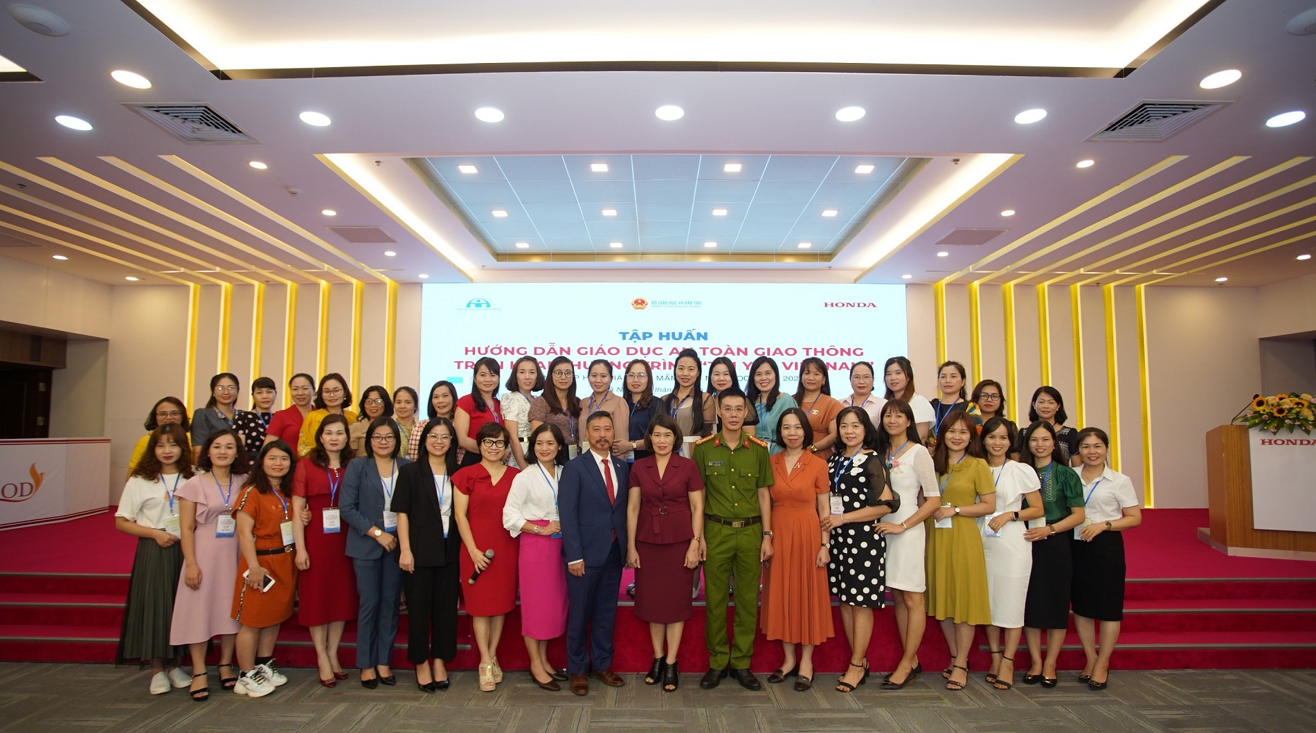 Honda Việt Nam tổ chức chương trình Tập huấn giáo viên mầm non toàn quốc năm 2022-2023 7-cac-thay-co-cung-btc-chup-anh-luu-niem.jpg