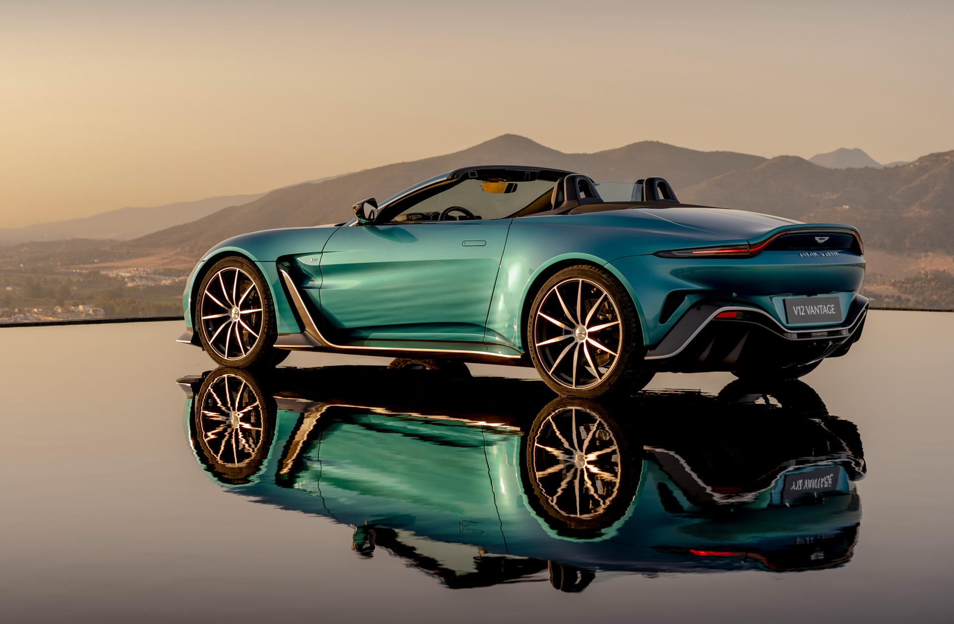 Aston Martin V12 Vantage Roadster: Giới hạn chỉ 249 chiếc và đã được bán sạch 2023-aston-martin-v12-vantage-roadster-00003.jpg