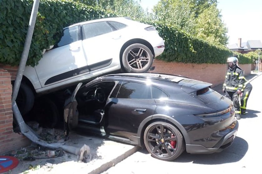 Hai chiếc Porsche nằm chồng lên nhau sau va chạm, lái xe không hề hấn gì porsche-taycan-tai-nan.jpg