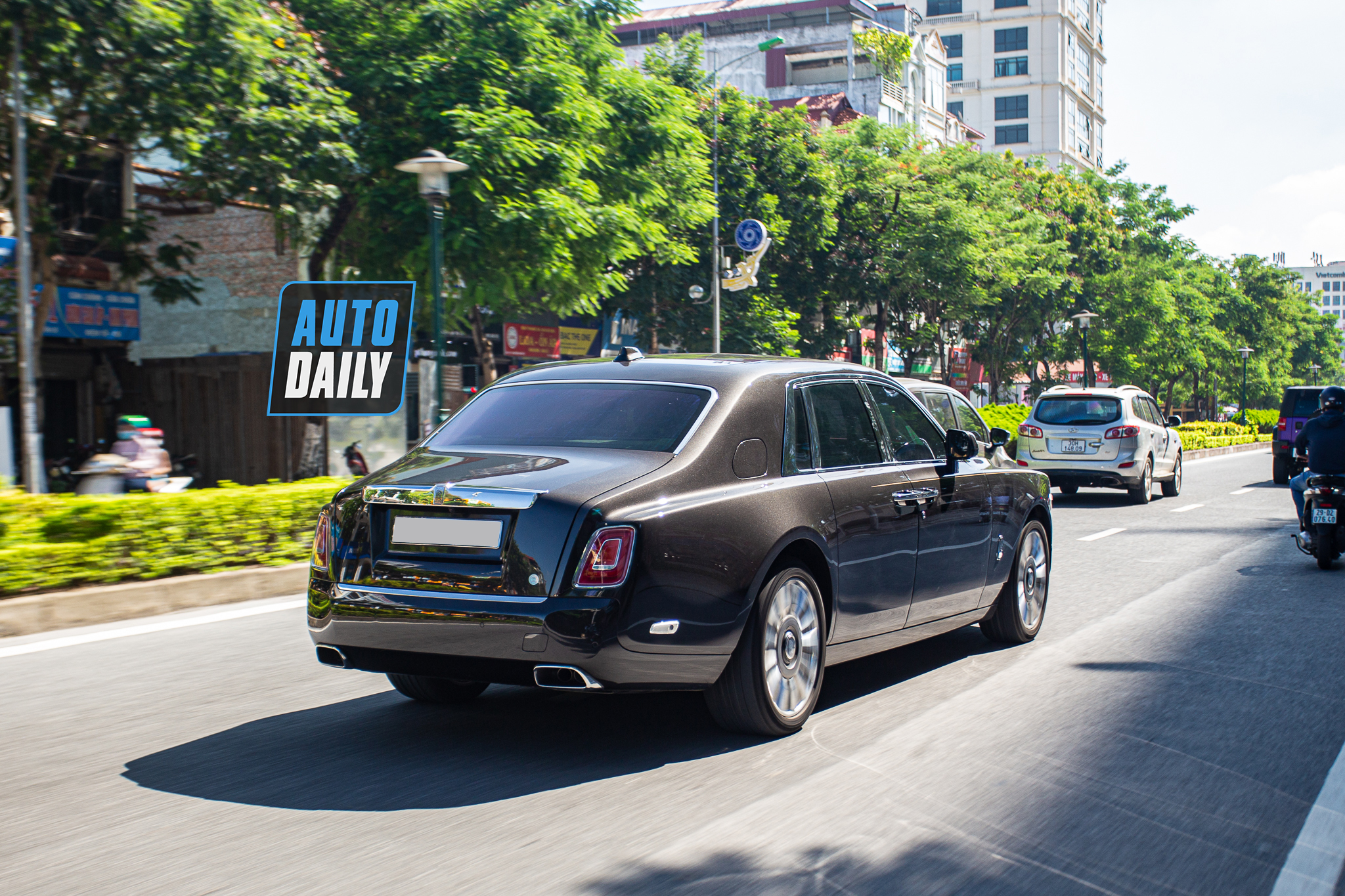 Bắt gặp Rolls-Royce Phantom VIII màu nâu cực độc tại Việt Nam của đại gia Hà Nội rolls-royce-phantom-viii-mau-nau-autodaily-12.JPG