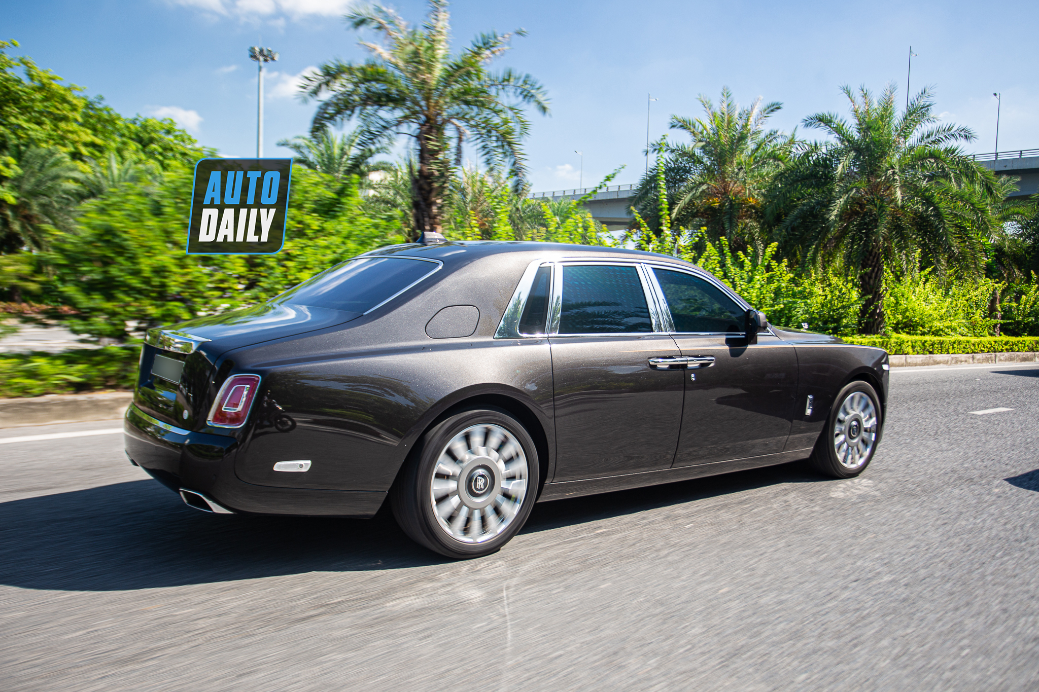 Bắt gặp Rolls-Royce Phantom VIII màu nâu cực độc tại Việt Nam của đại gia Hà Nội rolls-royce-phantom-viii-mau-nau-autodaily-6.JPG