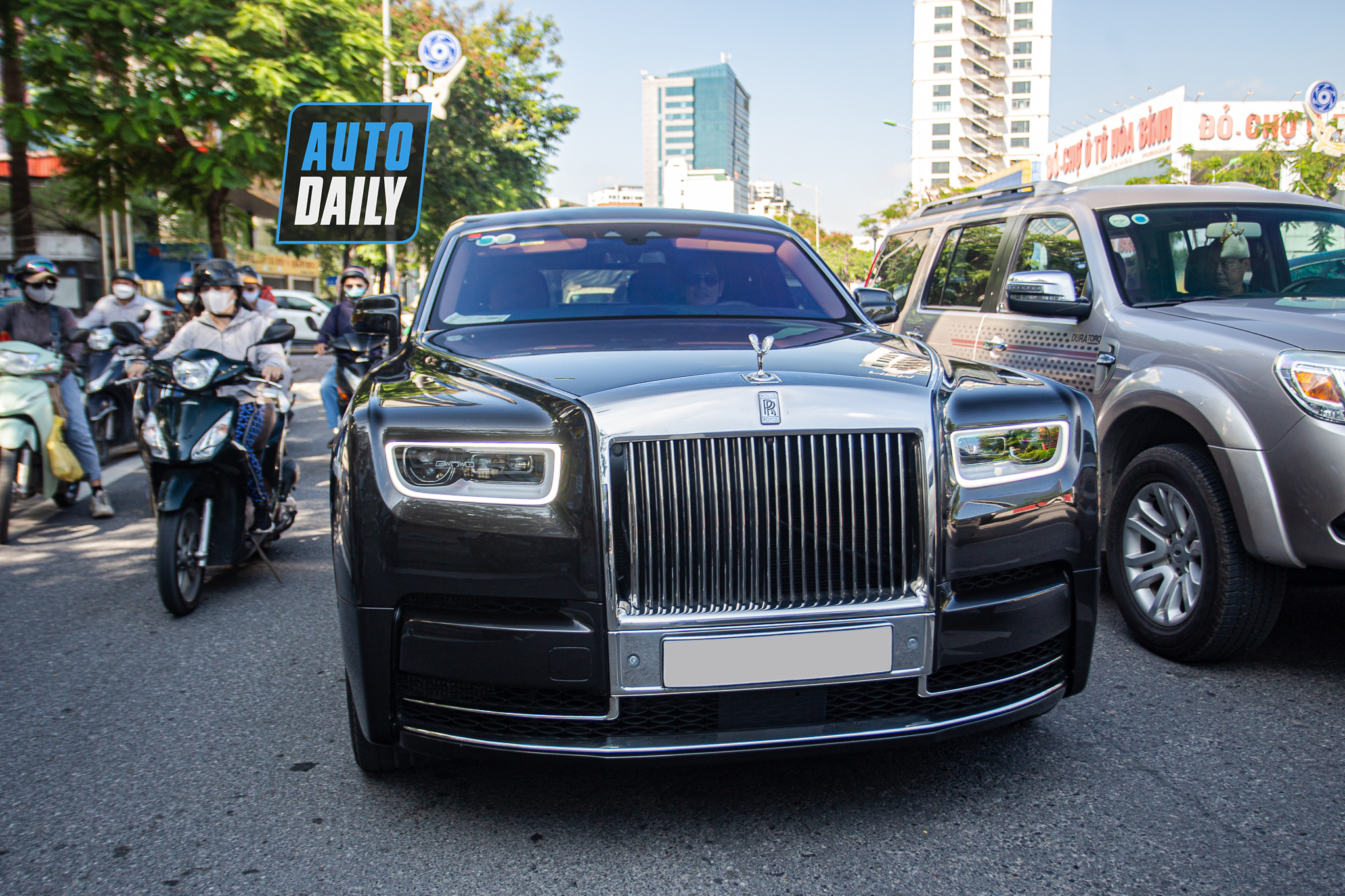 Bắt gặp Rolls-Royce Phantom VIII màu nâu cực độc tại Việt Nam của đại gia Hà Nội rolls-royce-phantom-viii-mau-nau-autodaily-9.JPG