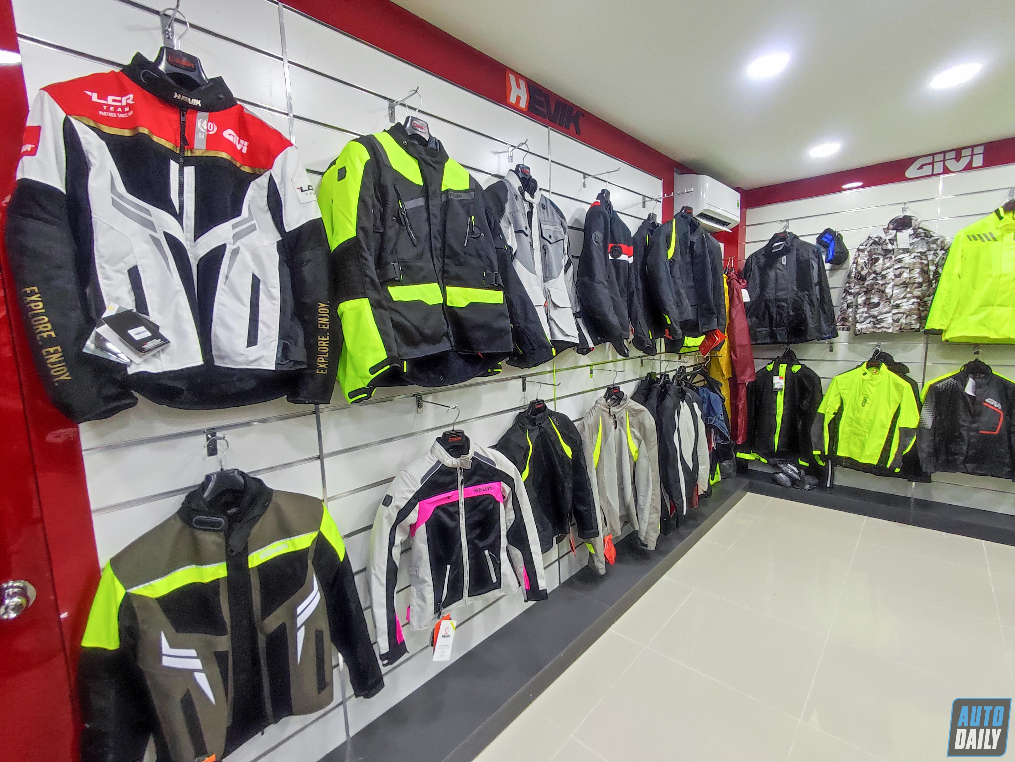 Mua phụ kiện xe máy GIVI chính hãng ở đâu tại quận 7, Tp. Hồ Chí Minh? GIVI Flagship Store (1).jpg