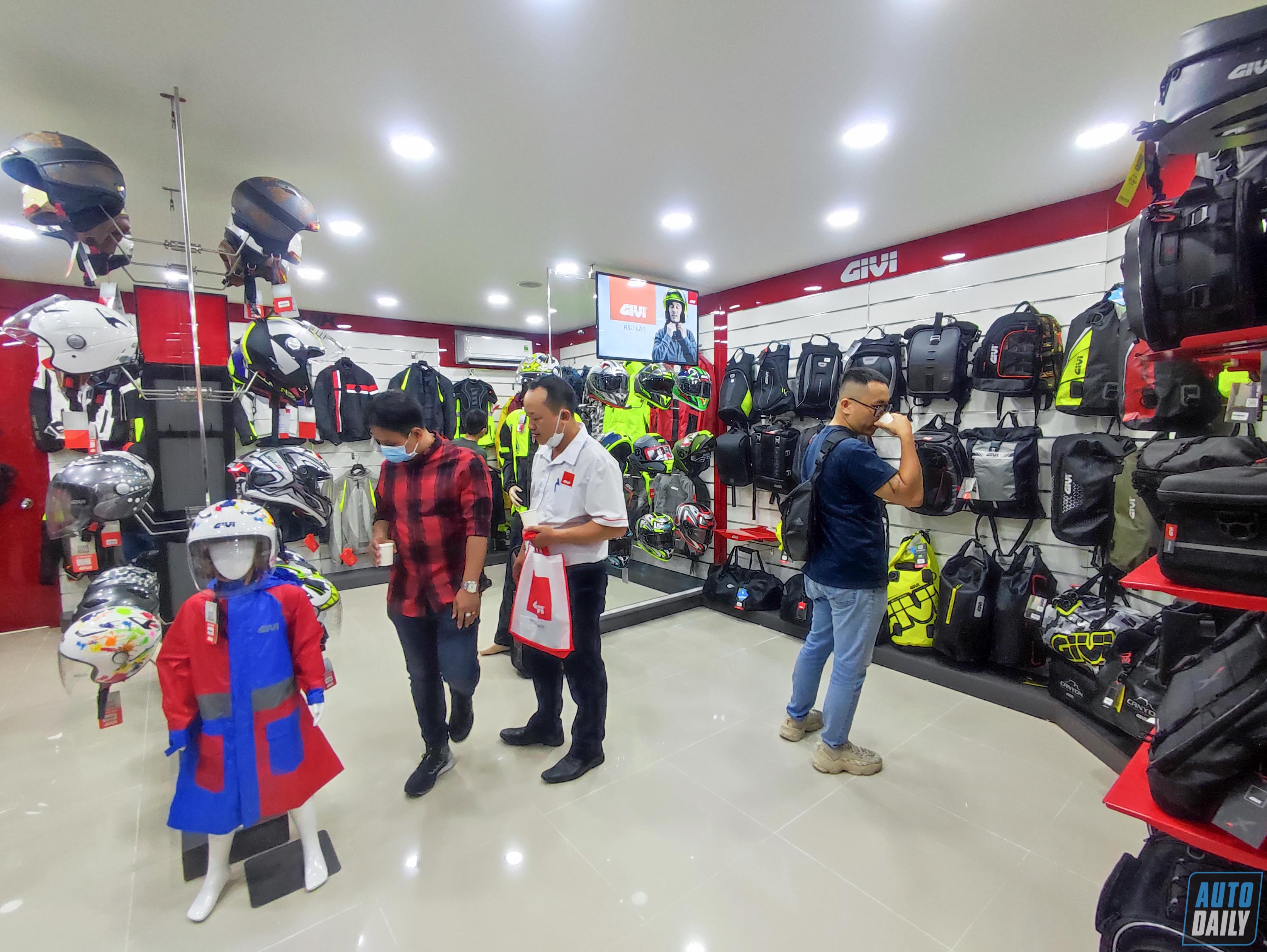 Mua phụ kiện xe máy GIVI chính hãng ở đâu tại quận 7, Tp. Hồ Chí Minh? GIVI Flagship Store (4).jpg