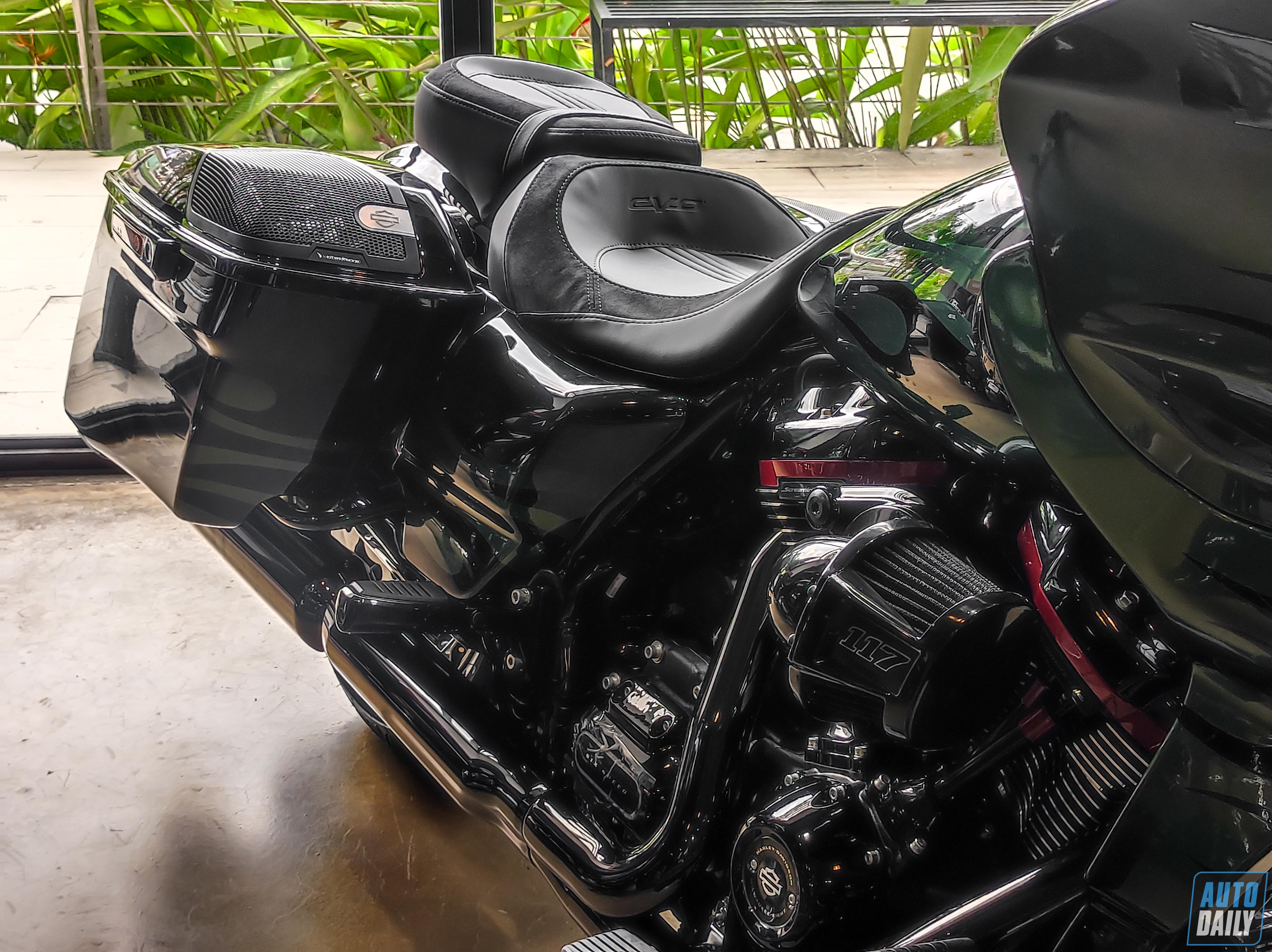 Chi tiết Harley-Davidson CVO Road Glide có giá hơn 2 tỷ đồng tại Việt Nam Harley-Davidson CVO Road Glide (10).jpg