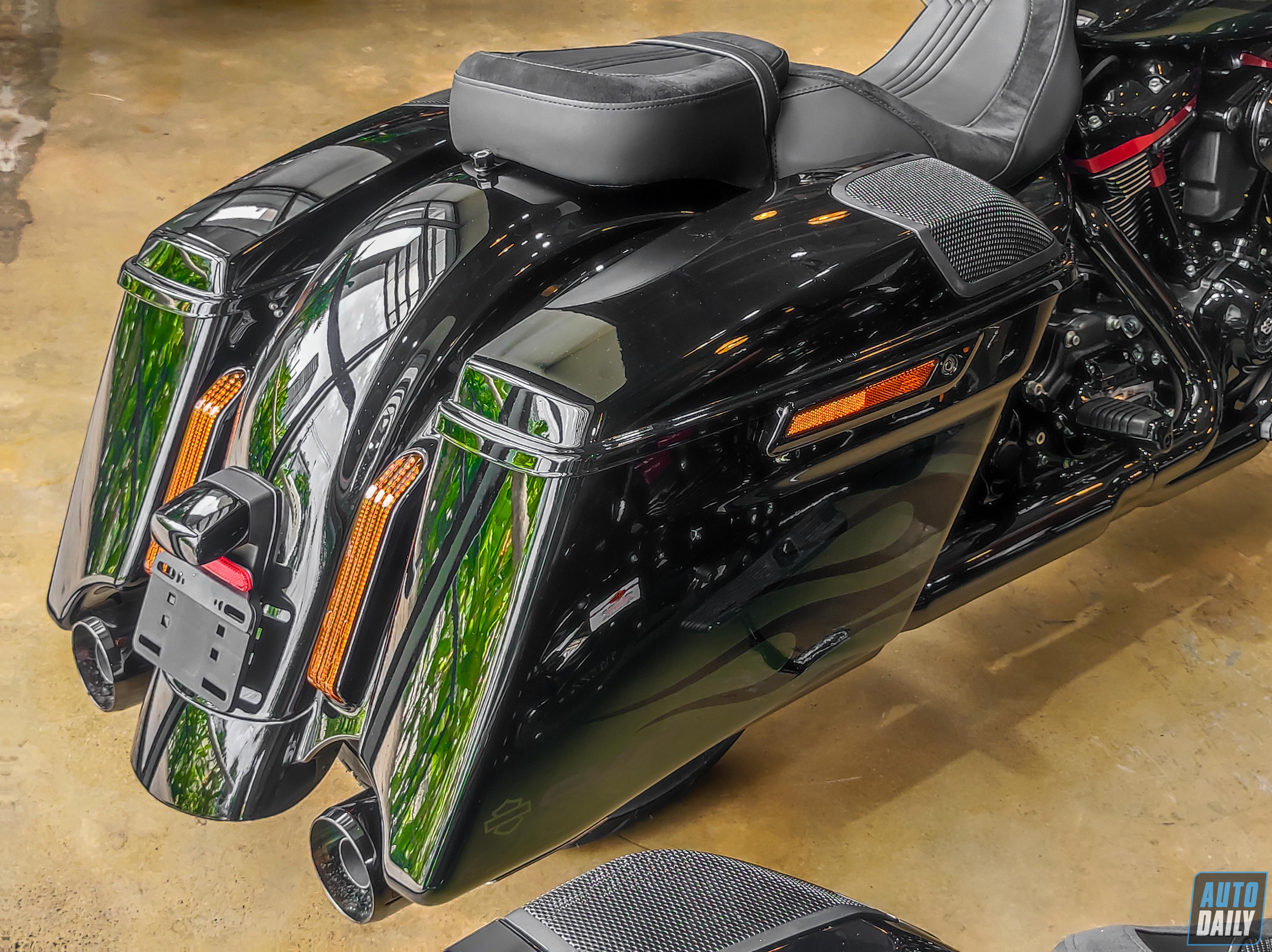 Chi tiết Harley-Davidson CVO Road Glide có giá hơn 2 tỷ đồng tại Việt Nam Harley-Davidson CVO Road Glide (13).jpg