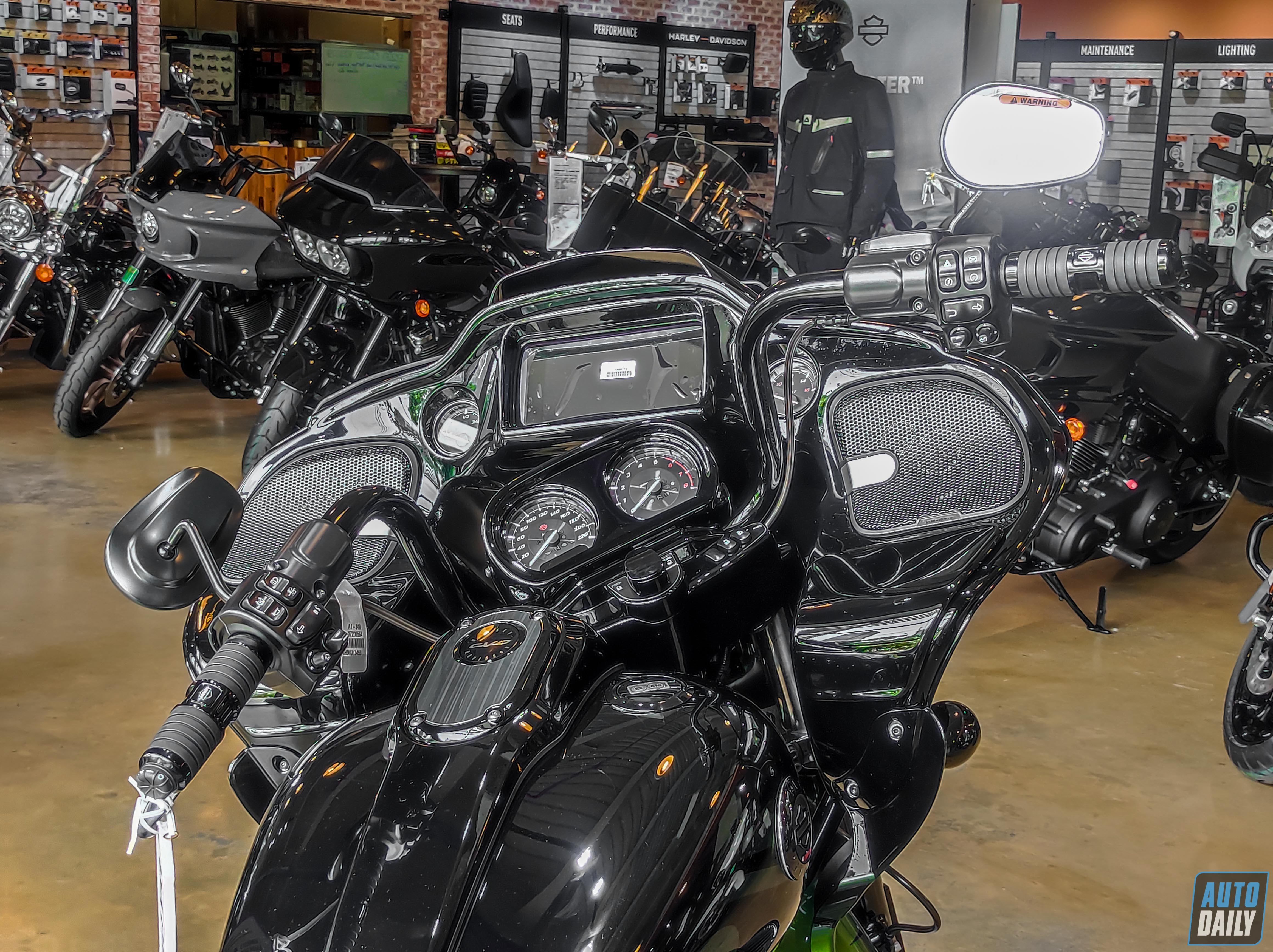 Chi tiết Harley-Davidson CVO Road Glide có giá hơn 2 tỷ đồng tại Việt Nam Harley-Davidson CVO Road Glide (15).jpg