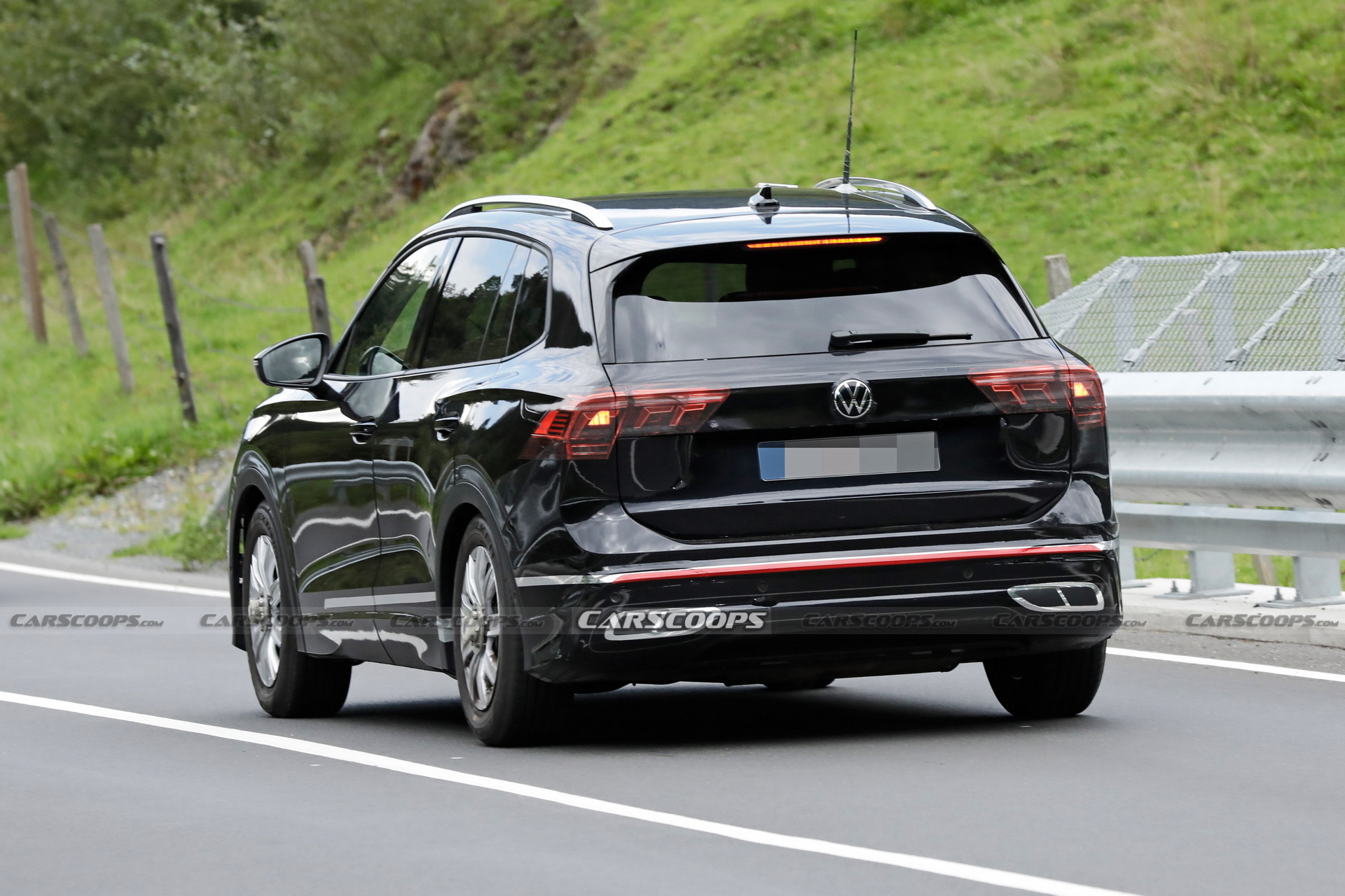 Volkswagen Tiguan 2024 lần đầu lộ diện: Vuông vức và cơ bắp hơn, quyết đấu CR-V 2024-vw-tiguan-11.jpg