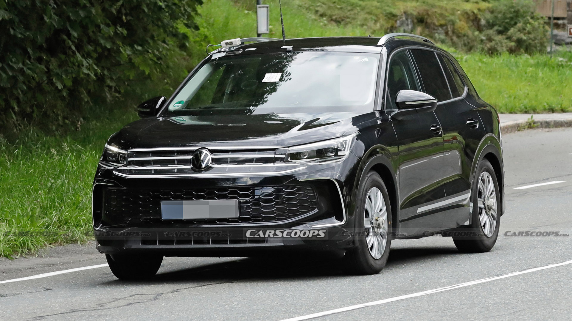 Volkswagen Tiguan 2024 lần đầu lộ diện Vuông vức và cơ bắp hơn