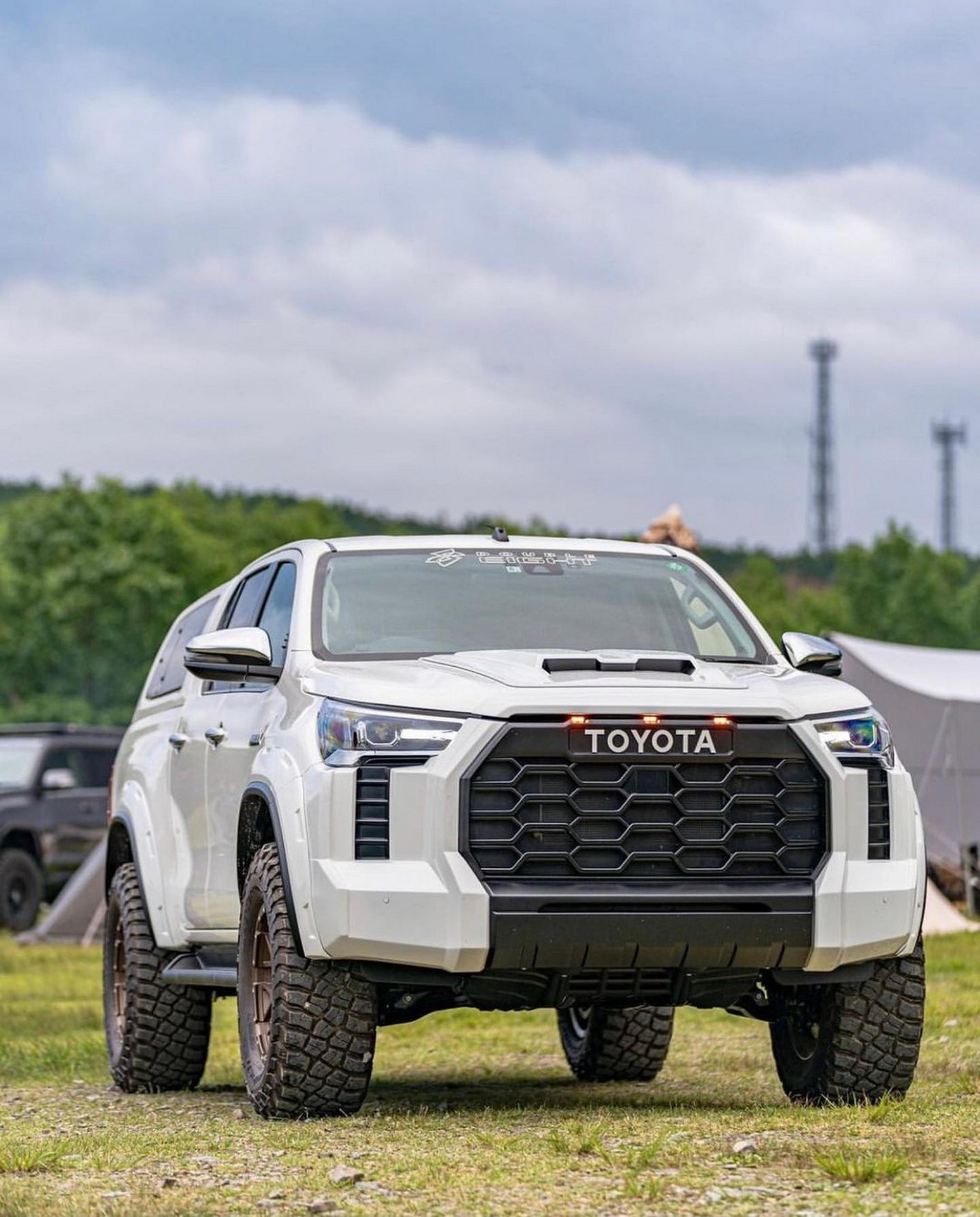 Toyota Hilux ‘lột xác’ theo phong cách Tundra cực ấn tượng gmg-88-toyota-hilux-with-tundra-face-14.jpg