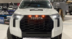Toyota Hilux ‘lột xác’ theo phong cách Tundra cực ấn tượng gmg-88-toyota-hilux-with-tundra-face-5-300x163.jpg