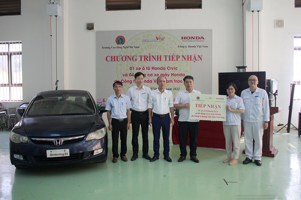 Honda Việt Nam tặng xe và các thiết bị kỹ thuật cho các trường Cao đẳng, Đại học hinh-anh-buoi-le-trao-tang-tai-truong-cao-dang-nghe-ha-nam.png