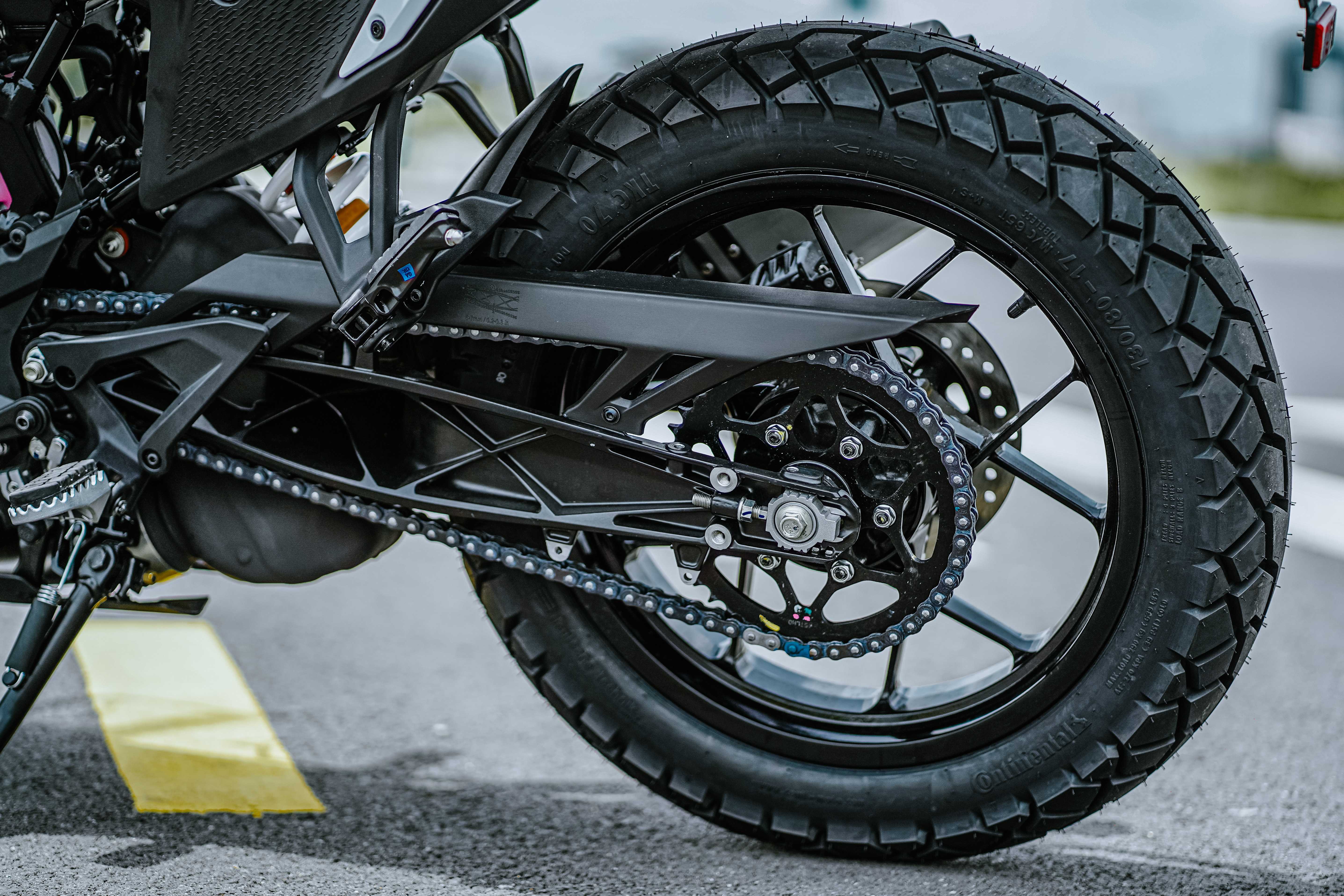 Giá bán hơn 230 triệu đồng, KTM 390 Adventure 2022 có gì đặc biệt? Bánh sau và dây xích 520 X-Ring.jpg