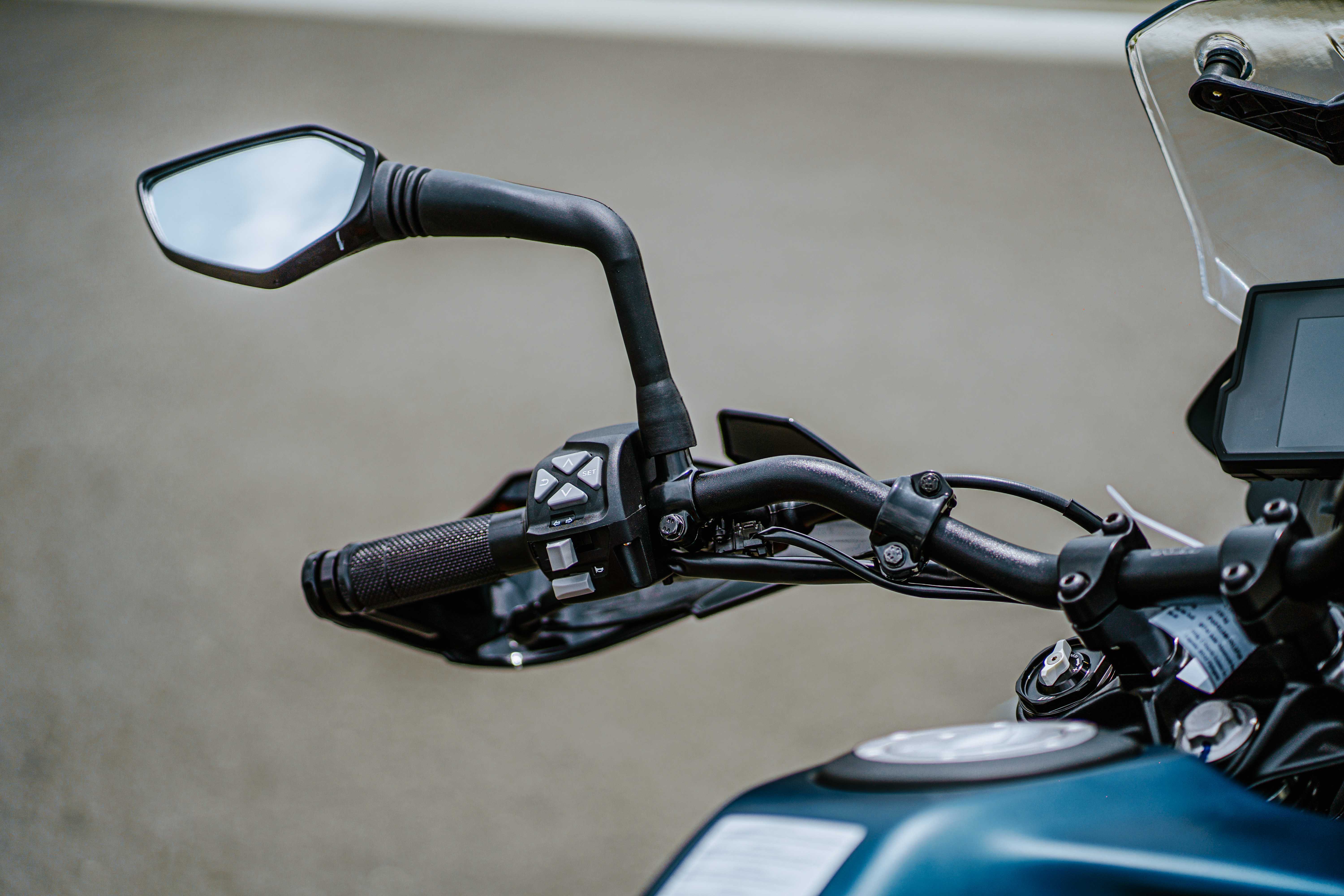 Giá bán hơn 230 triệu đồng, KTM 390 Adventure 2022 có gì đặc biệt? Bộ nút điều khiển tiện lợi.jpg