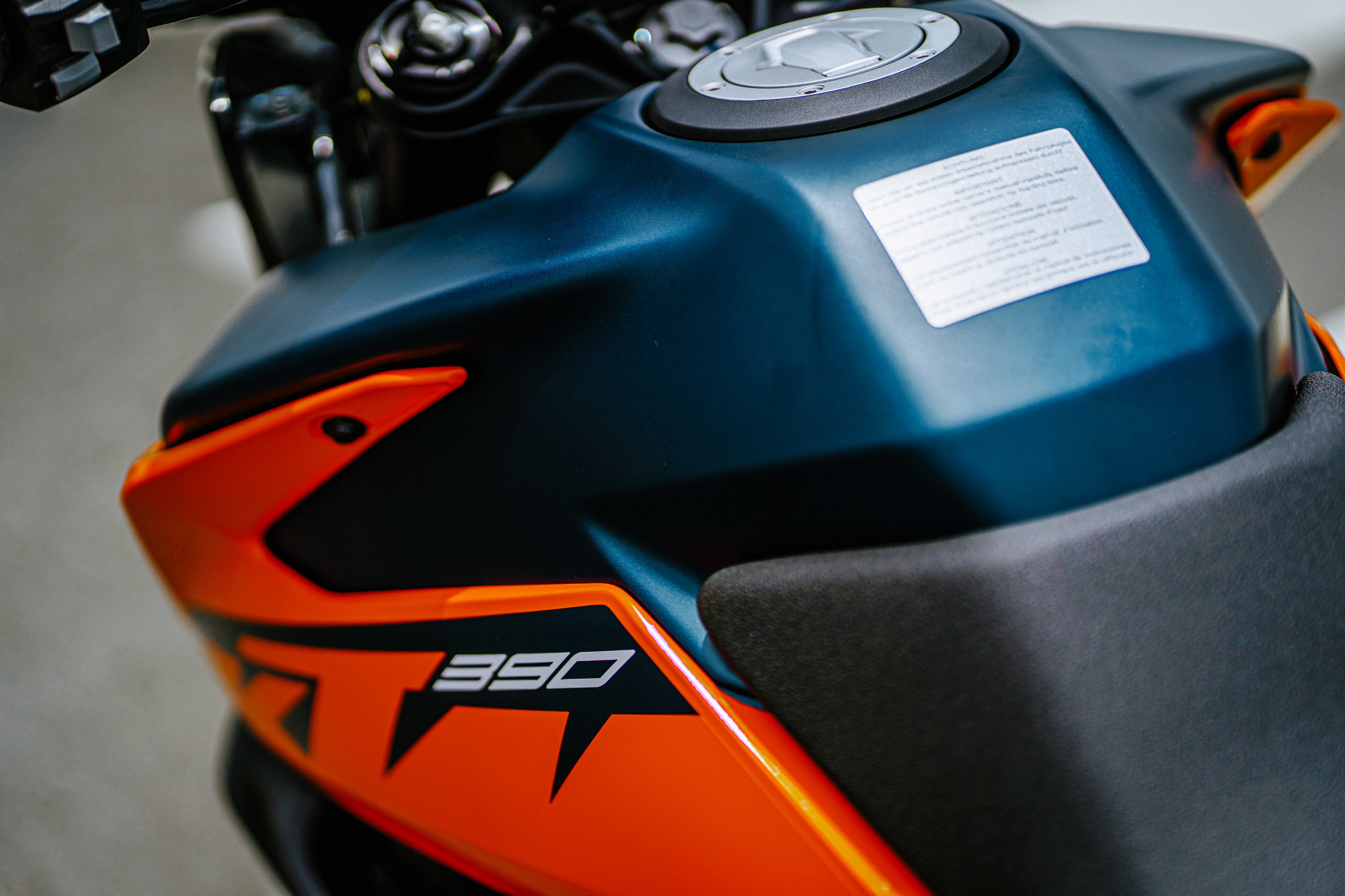 Giá bán hơn 230 triệu đồng, KTM 390 Adventure 2022 có gì đặc biệt? Cận cảnh bình xăng.jpg