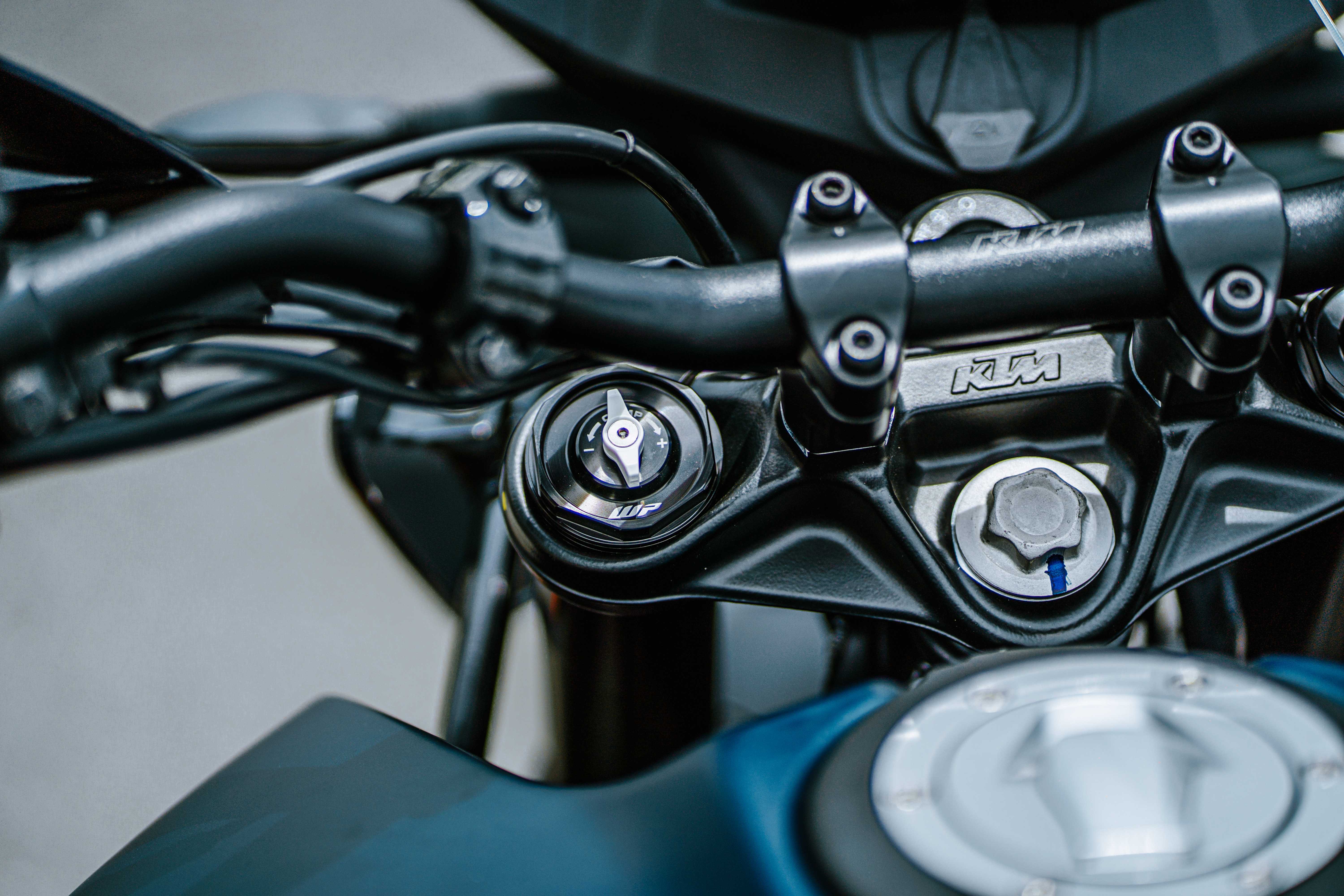 Giá bán hơn 230 triệu đồng, KTM 390 Adventure 2022 có gì đặc biệt? Chảng ba và nút chỉnh phuộc trái.jpg