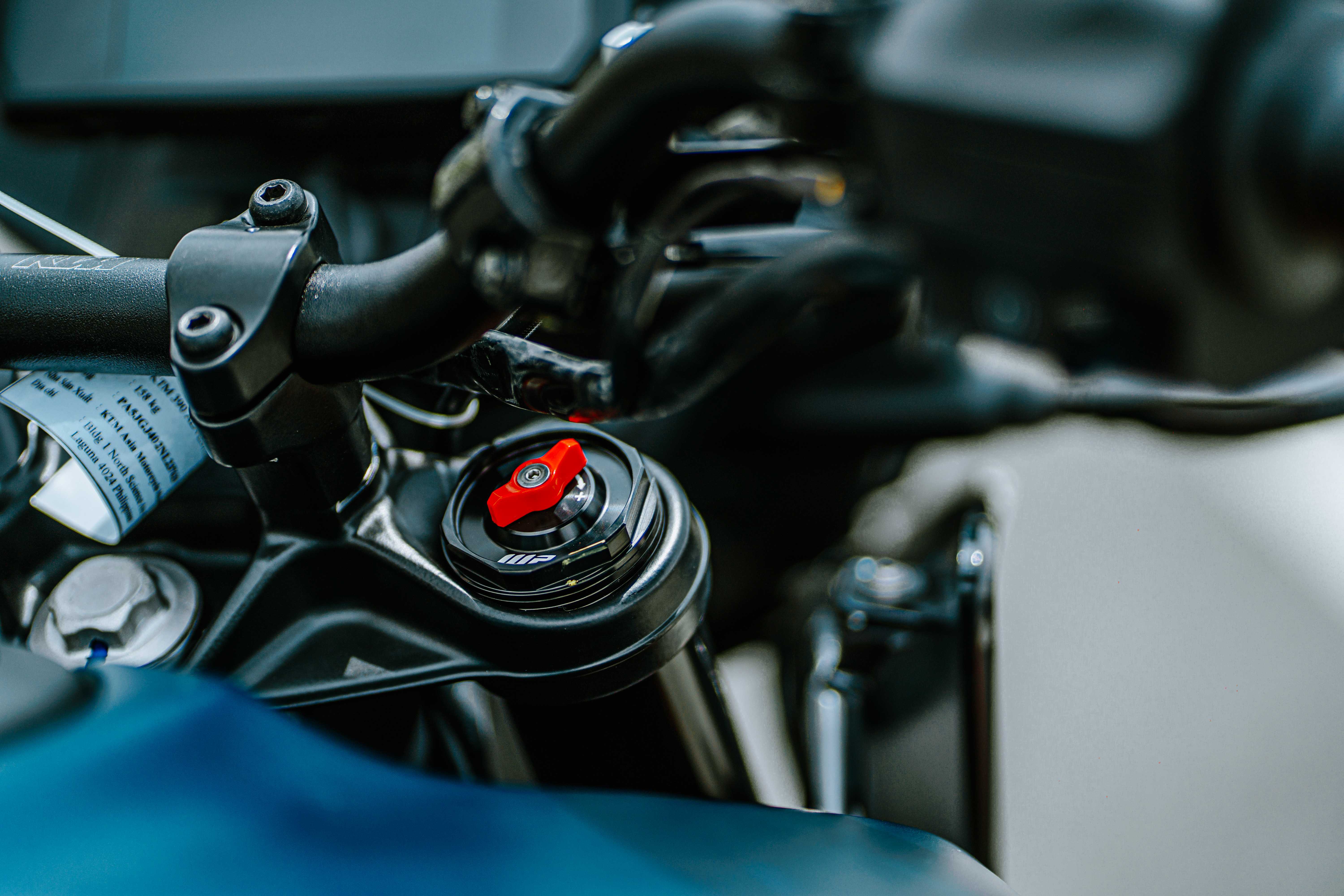 Giá bán hơn 230 triệu đồng, KTM 390 Adventure 2022 có gì đặc biệt? Phuộc xe có nút điều chỉnh cơ học.jpg