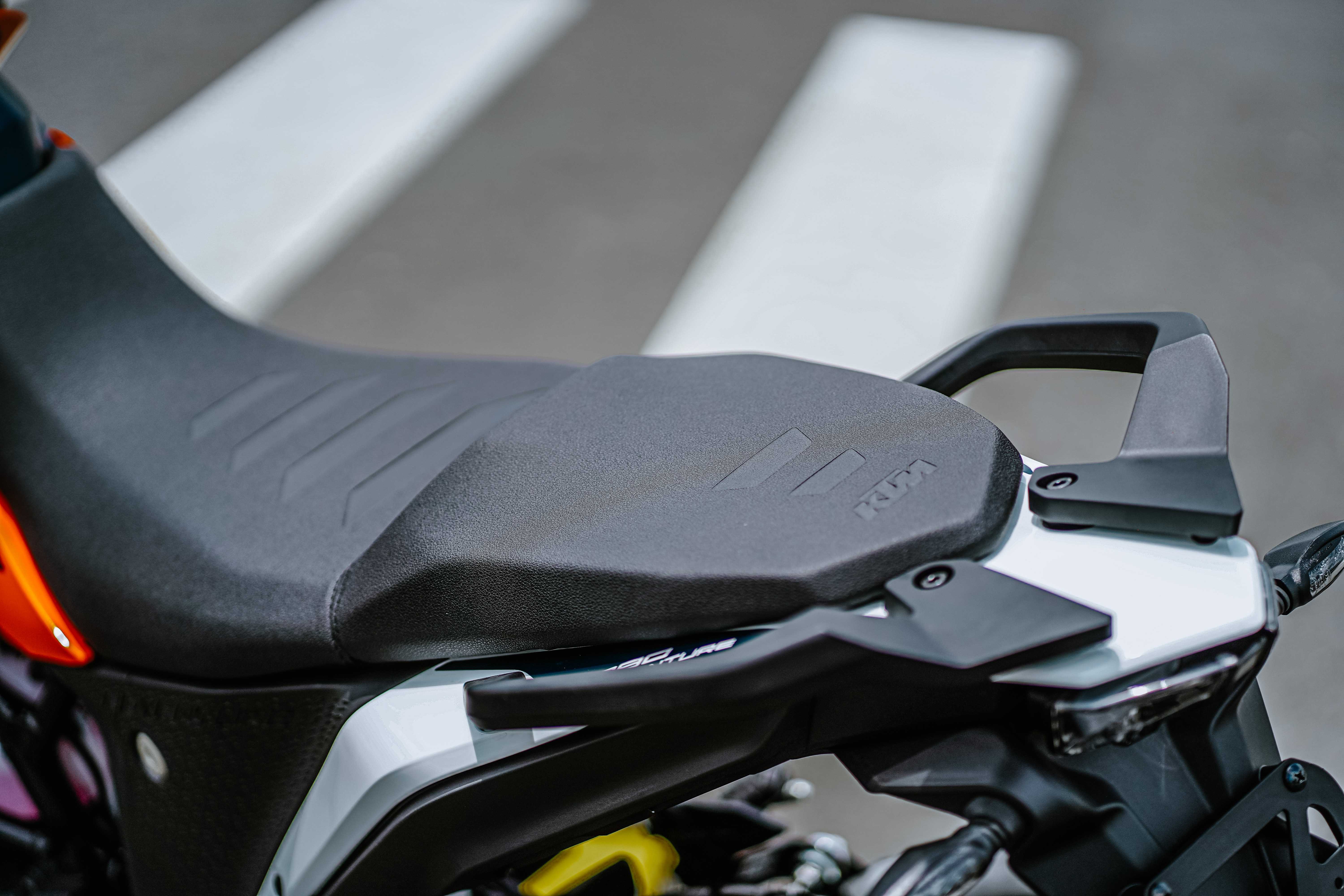 Giá bán hơn 230 triệu đồng, KTM 390 Adventure 2022 có gì đặc biệt? Trang bị sẵn tay dắt.jpg