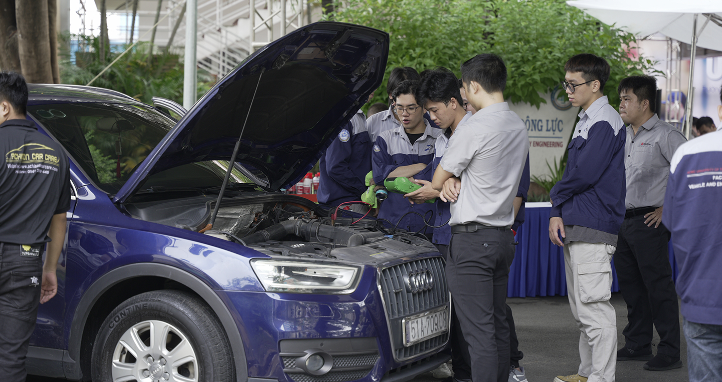 Chương trình Car Service UniTour lần thứ 4 vừa diễn ra tại Sài Gòn Dich vu bao duong xe.JPG