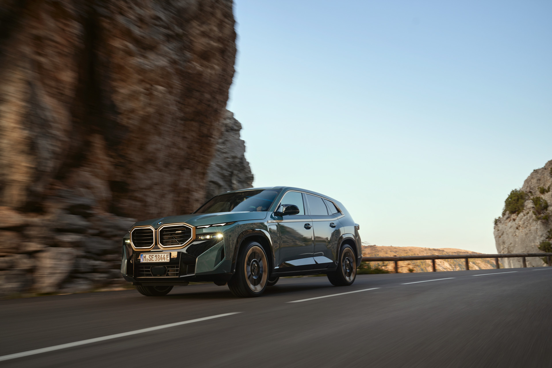 BMW XM 2023 ra mắt: Siêu SUV hybrid mạnh tới 735 mã lực, giá từ 159.000 USD 2023-bmw-xm-00014.jpg